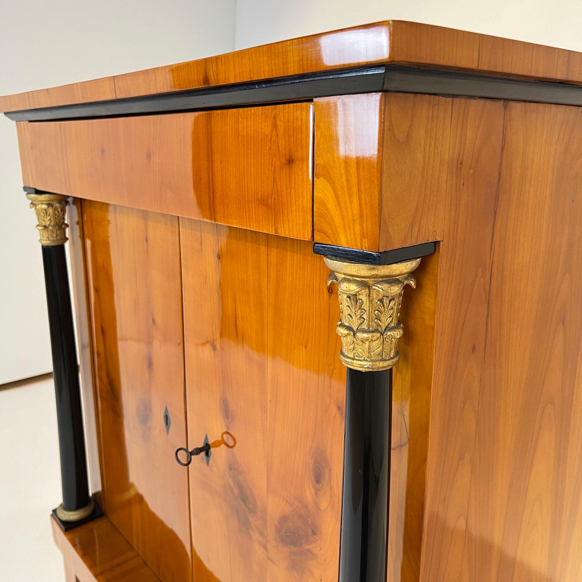 Inizio XIX secolo Mezzo armadio Biedermeier, impiallacciato in ciliegio, colonne piene, Germania meridionale, circa 1820 in vendita