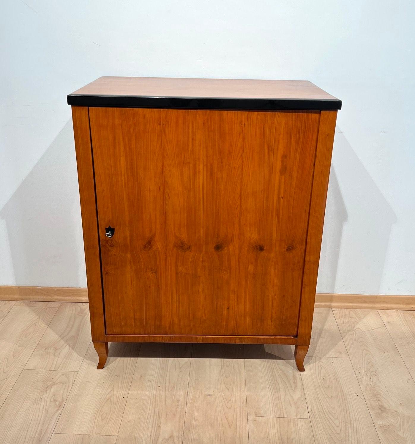 Beautif, unadorned neoclassical Biedermeier Half-cabinet, Pillar Cabinet or small furniture in Cherry Veneer from South Germany, early 19th century, circa 1820.
Beautif Cherry wood book-matched thick veneered on softwood. Door counter-veneered in