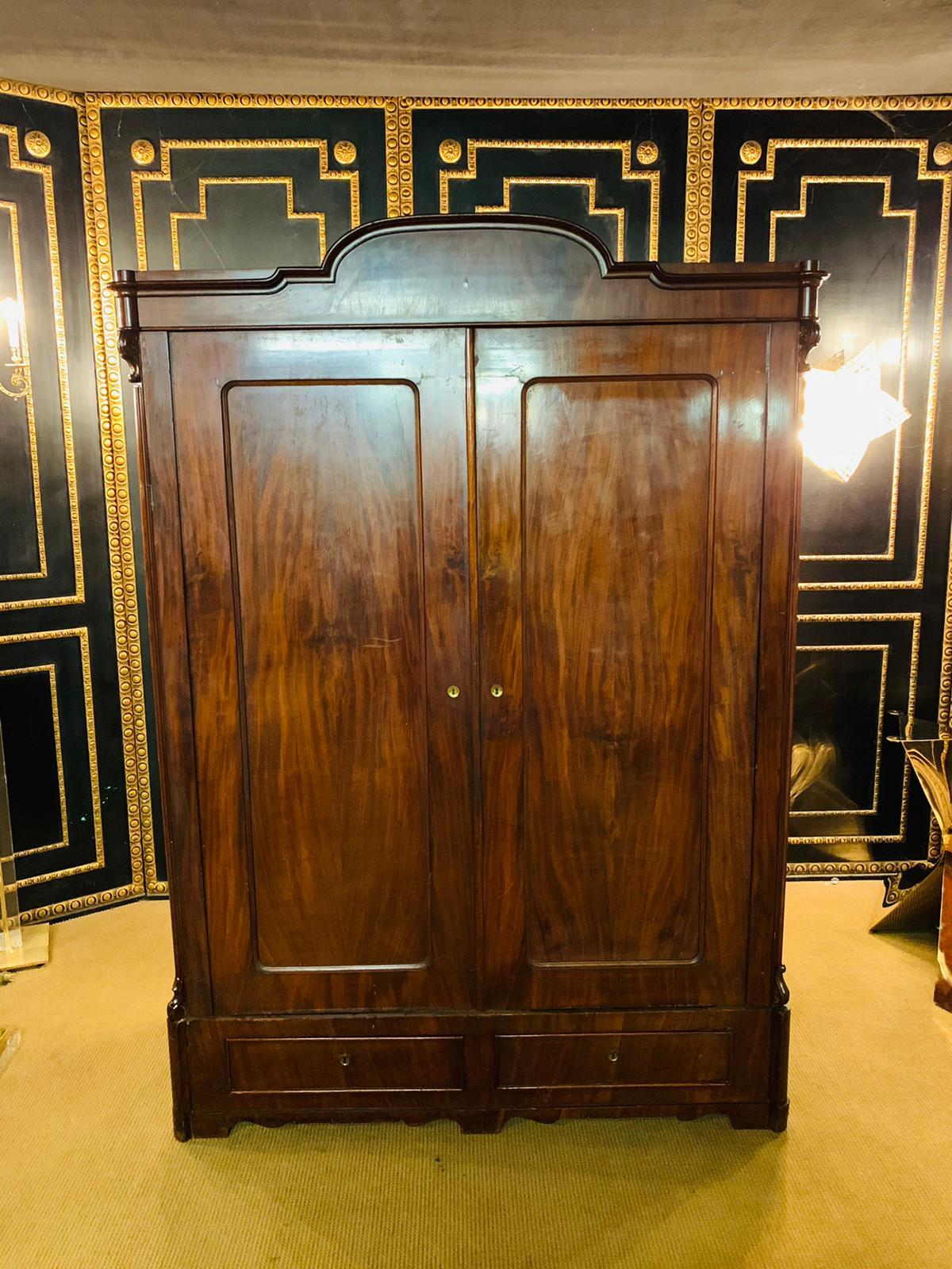 Biedermeier-Dielenschrank/ um 1860 Mahagoni-Schrank.
2 große Türen mit 2 Schubladen darunter.