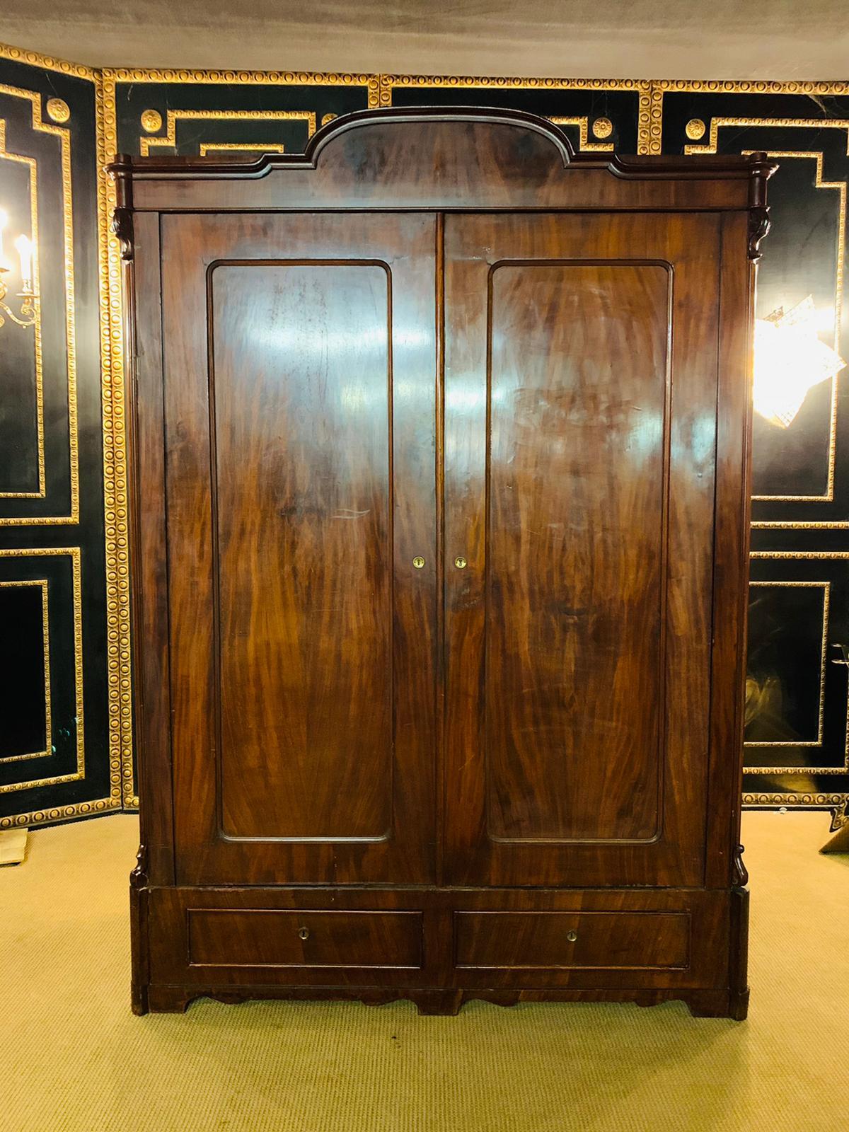 Tedesco Antico armadio da sala Biedermeier / Guardaroba Intorno al 1860 Impiallacciatura di mogano