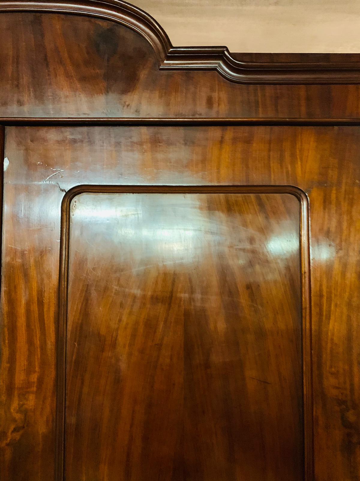 Antico armadio da sala Biedermeier / Guardaroba Intorno al 1860 Impiallacciatura di mogano In condizioni buone a Berlin, DE