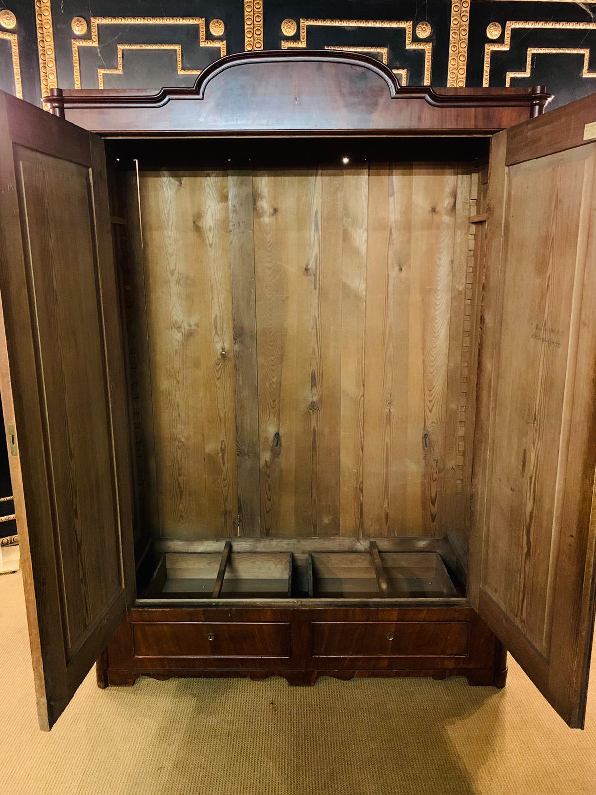 XIX secolo Antico armadio da sala Biedermeier / Guardaroba Intorno al 1860 Impiallacciatura di mogano