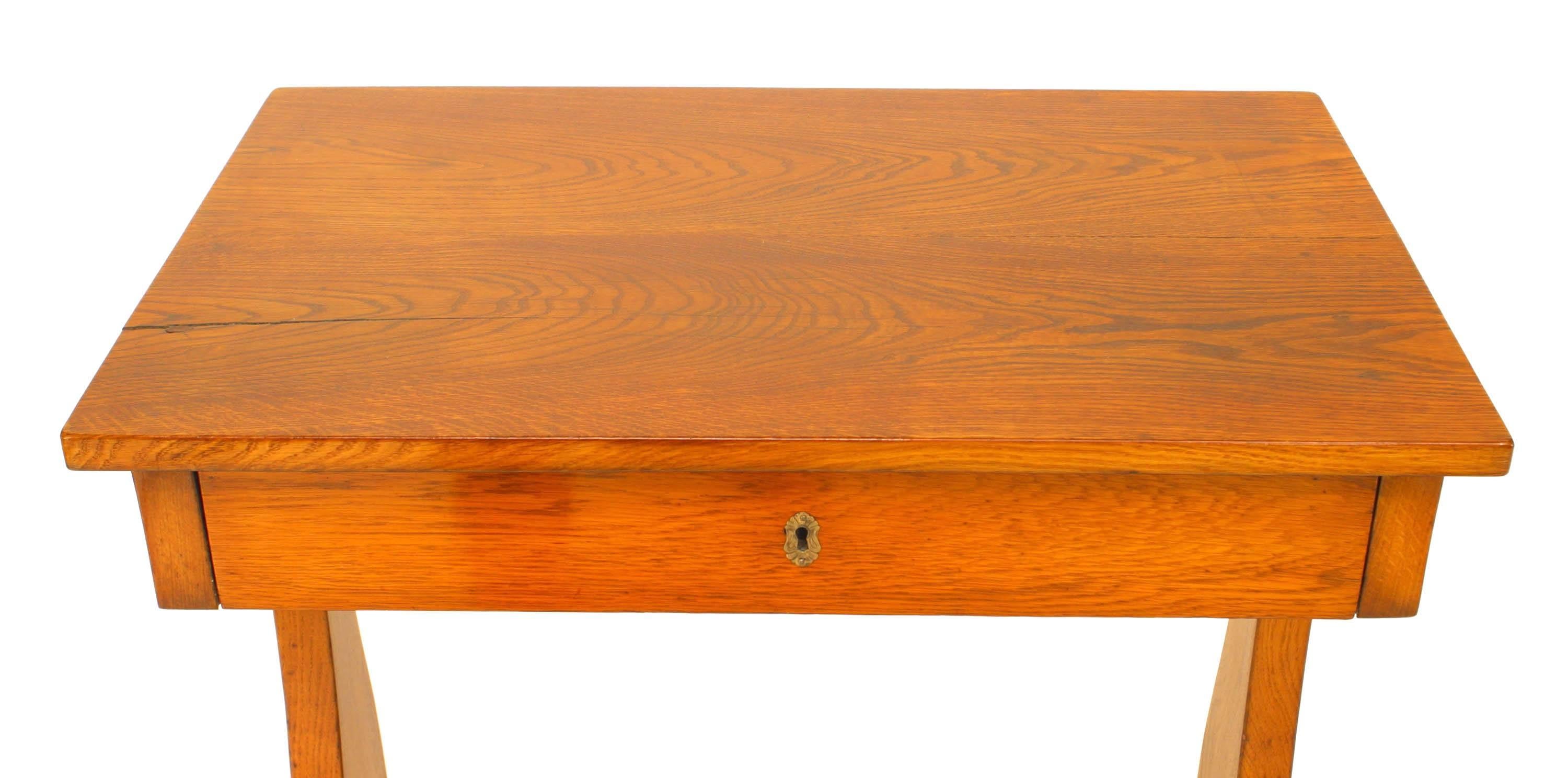 Hongrois Table d'extrémité Biedermeier en bois d'orme « hongrois » du 19e-20e siècle en vente
