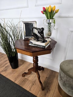 Sofá o mesa auxiliar trípode octogonal con marquetería de nogal italiano Biedermeier