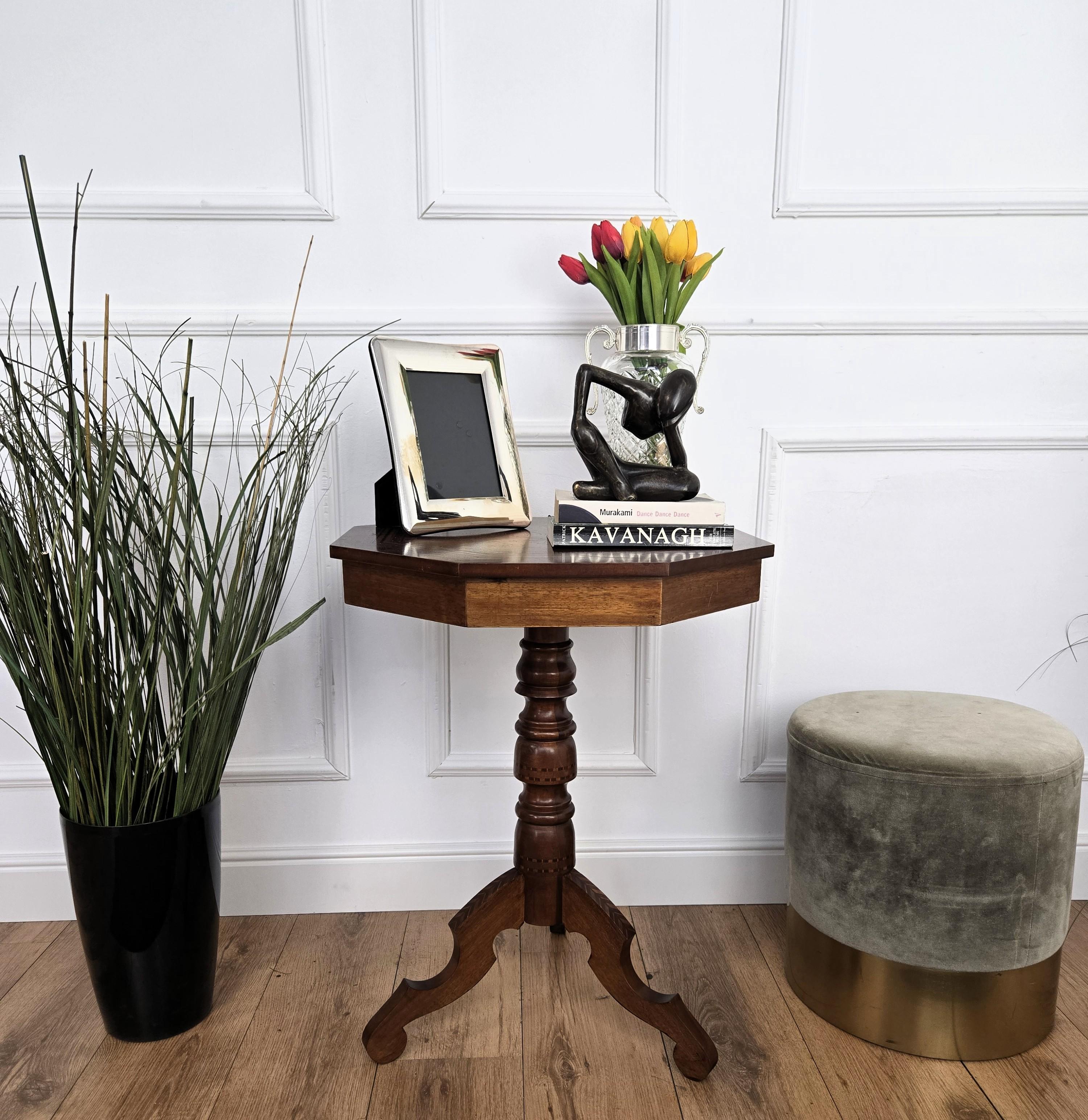 Biedermeier Italienischer Nussbaum Intarsien Achteckiger Tripod Sofa oder Beistelltisch im Zustand „Gut“ im Angebot in Carimate, Como