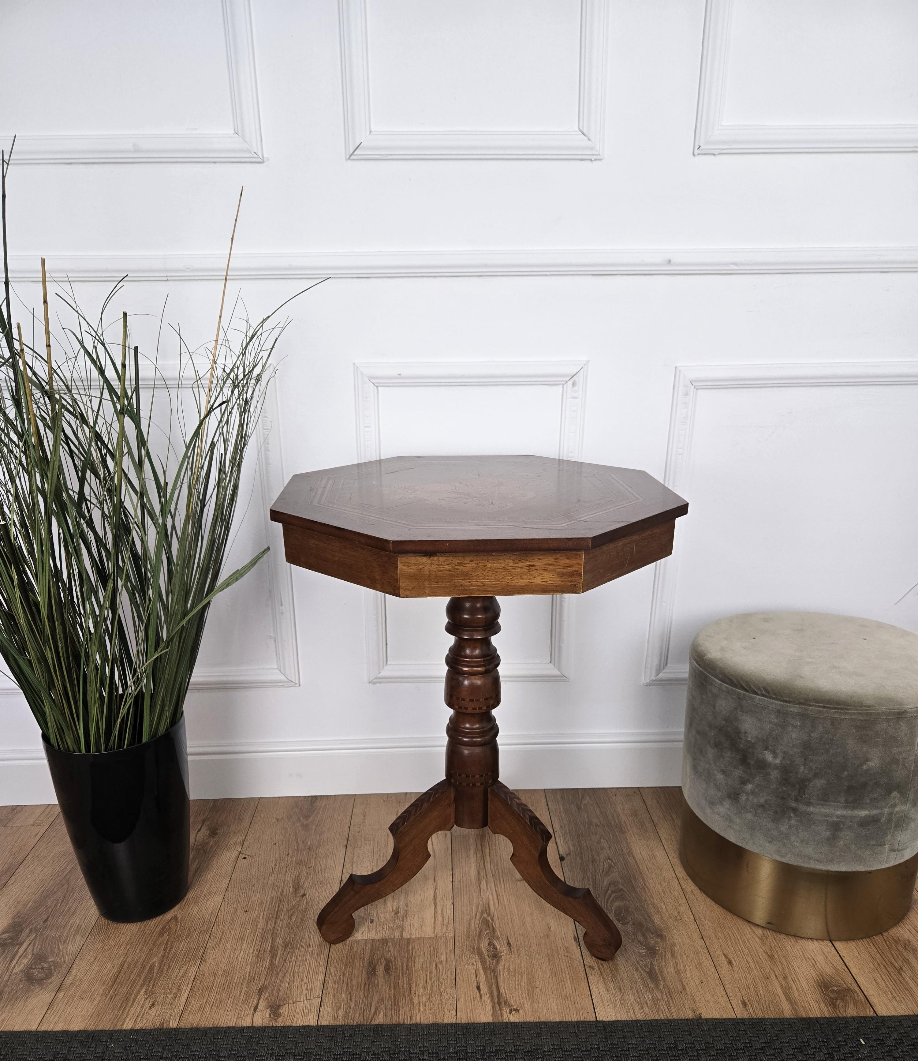 Biedermeier Italienischer Nussbaum Intarsien Achteckiger Tripod Sofa oder Beistelltisch (Holz) im Angebot