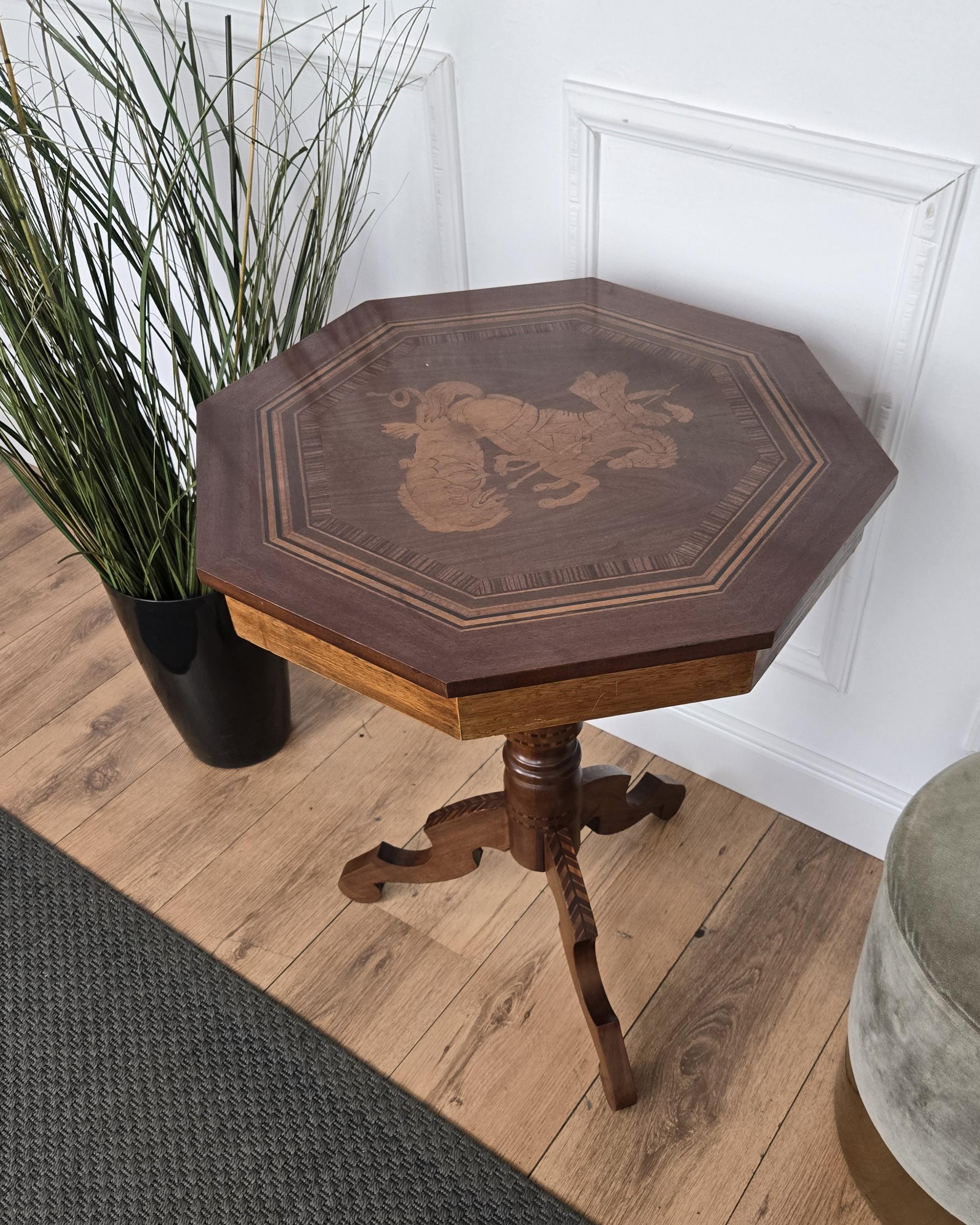 Biedermeier Italienischer Nussbaum Intarsien Achteckiger Tripod Sofa oder Beistelltisch im Angebot 1