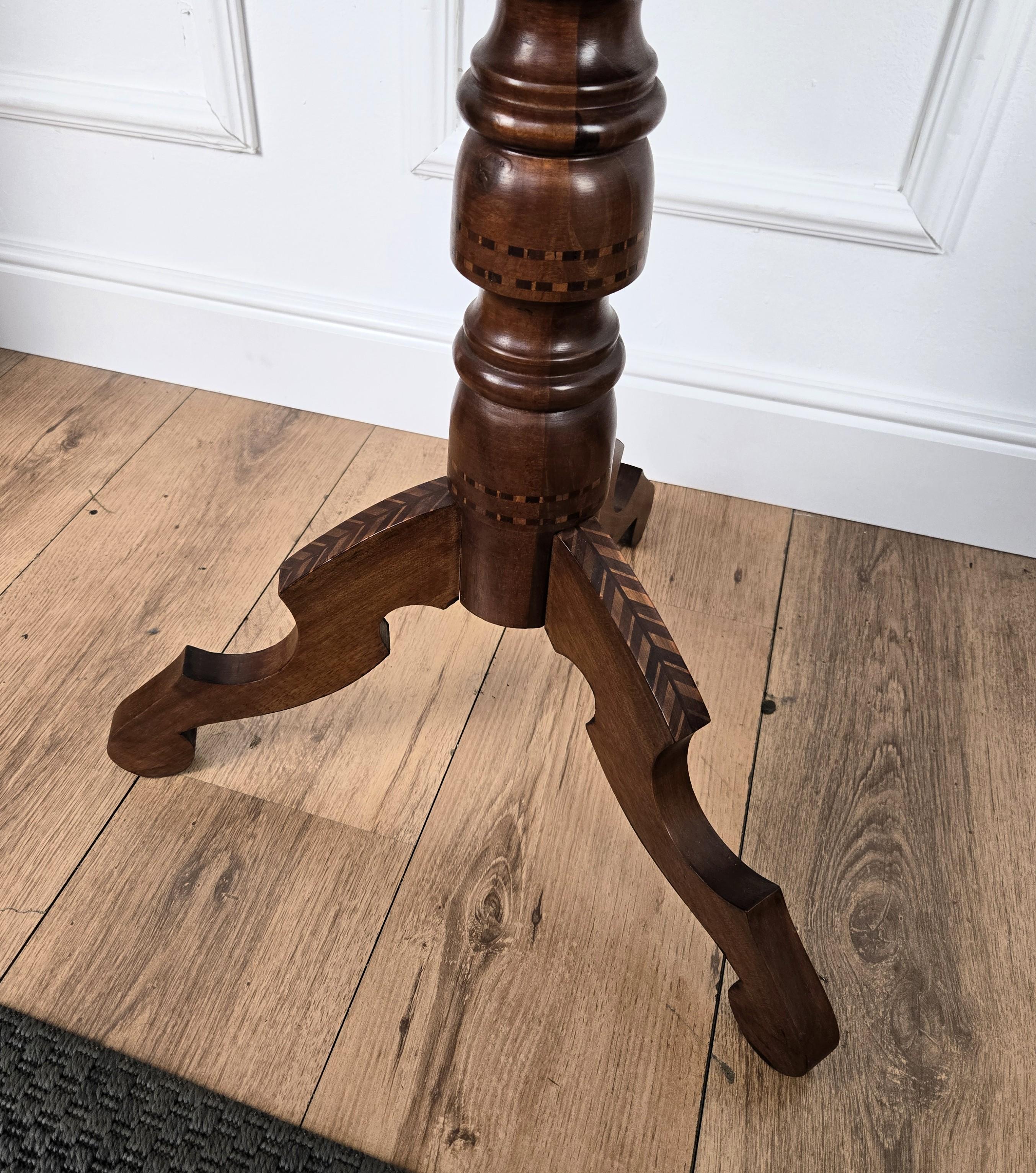 Biedermeier Italienischer Nussbaum Intarsien Achteckiger Tripod Sofa oder Beistelltisch im Angebot 2