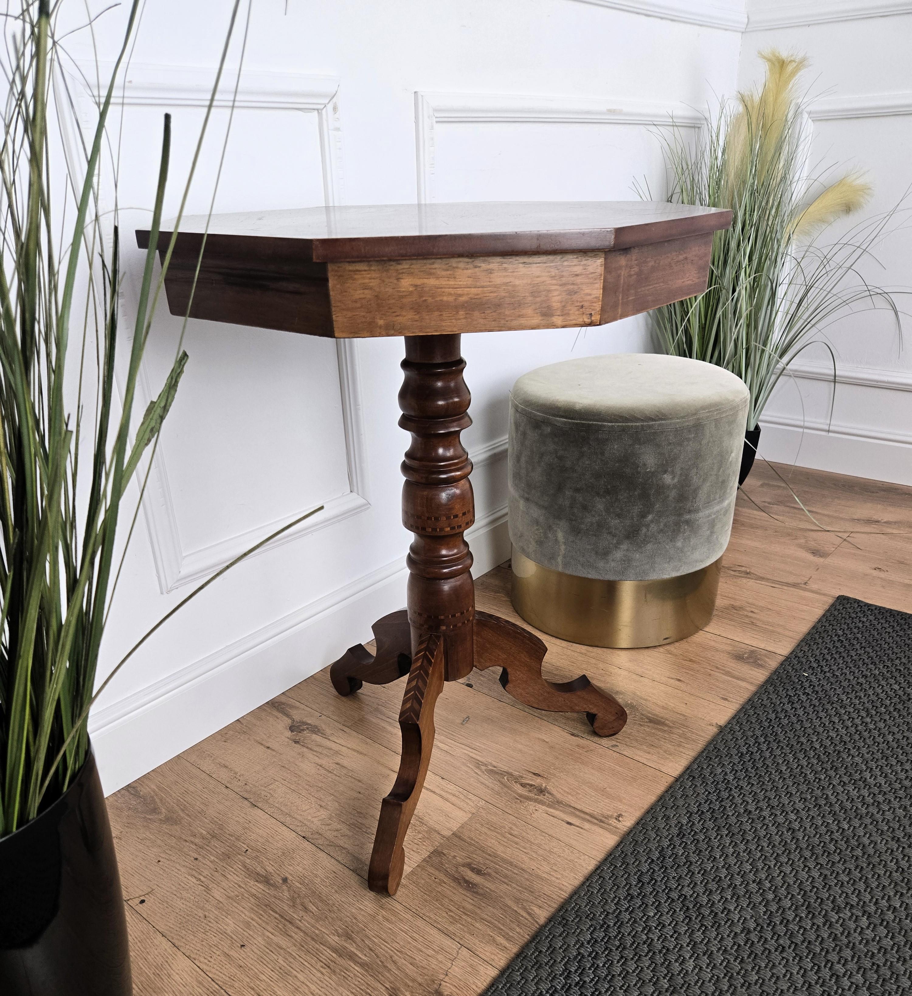 Biedermeier Italienischer Nussbaum Intarsien Achteckiger Tripod Sofa oder Beistelltisch im Angebot 4