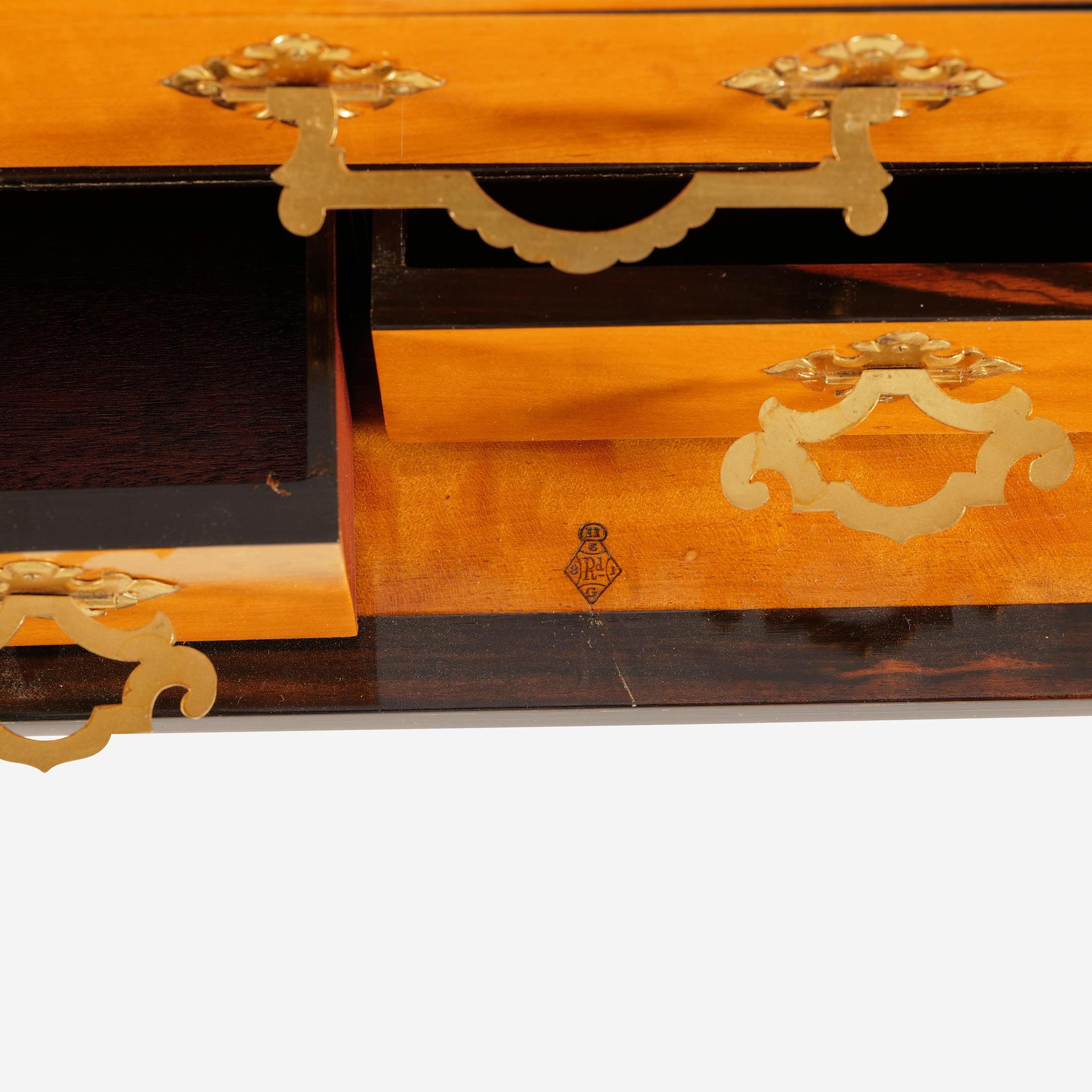 Placage Boîte à bijoux Biedermeier Coffret en bois de noyer 1820s  en vente