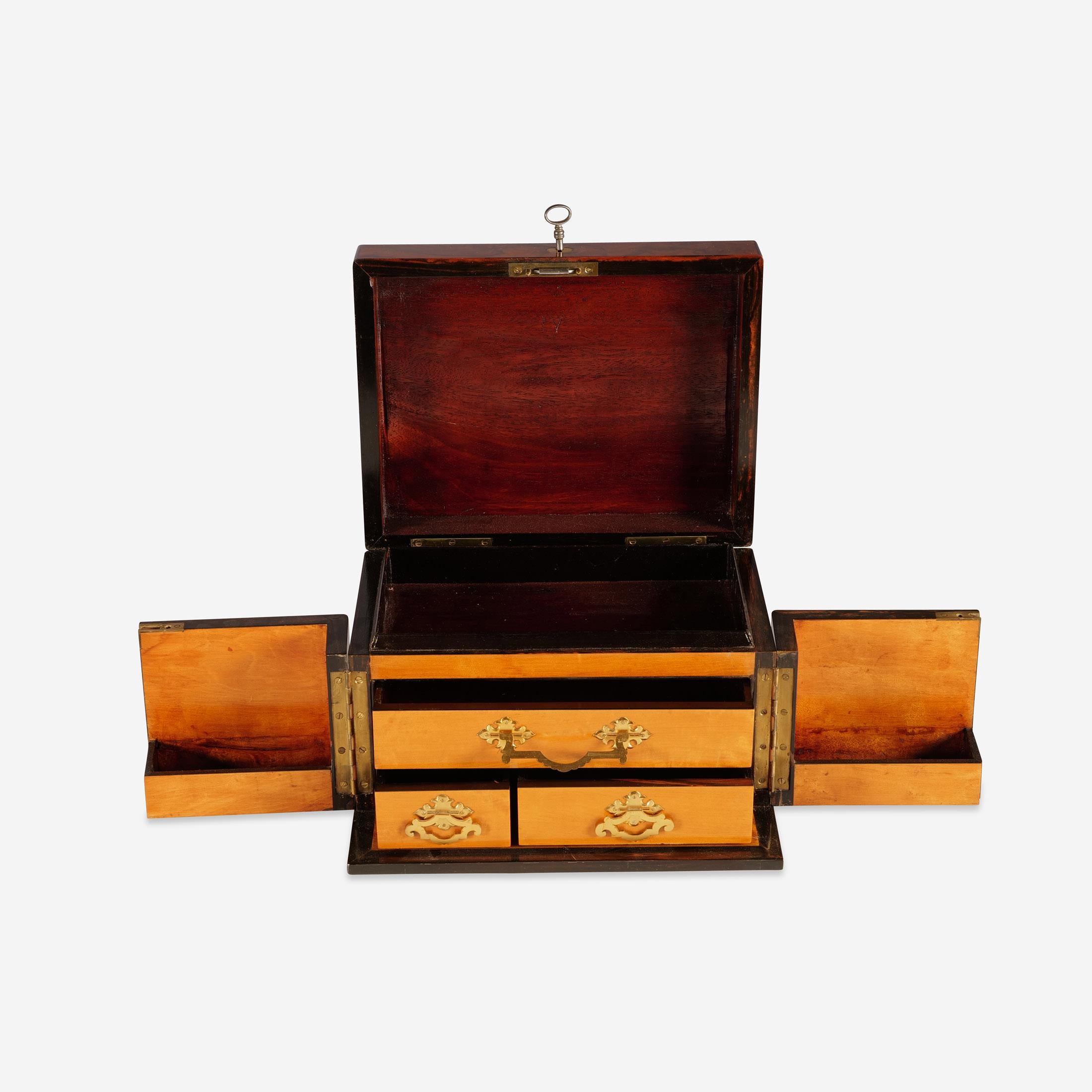Boîte à bijoux Biedermeier Coffret en bois de noyer 1820s  Bon état - En vente à Münster, DE