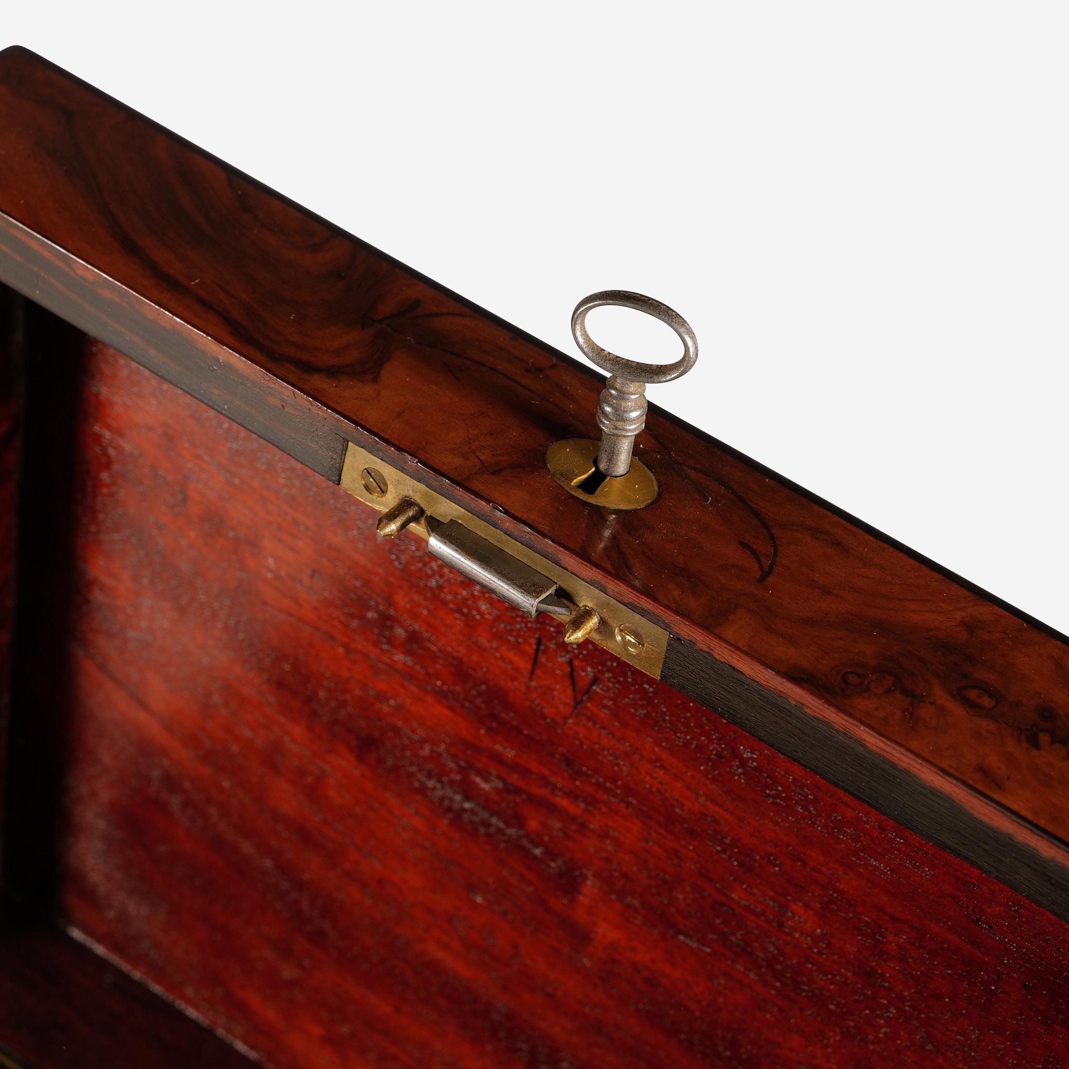 Laiton Boîte à bijoux Biedermeier Coffret en bois de noyer 1820s  en vente