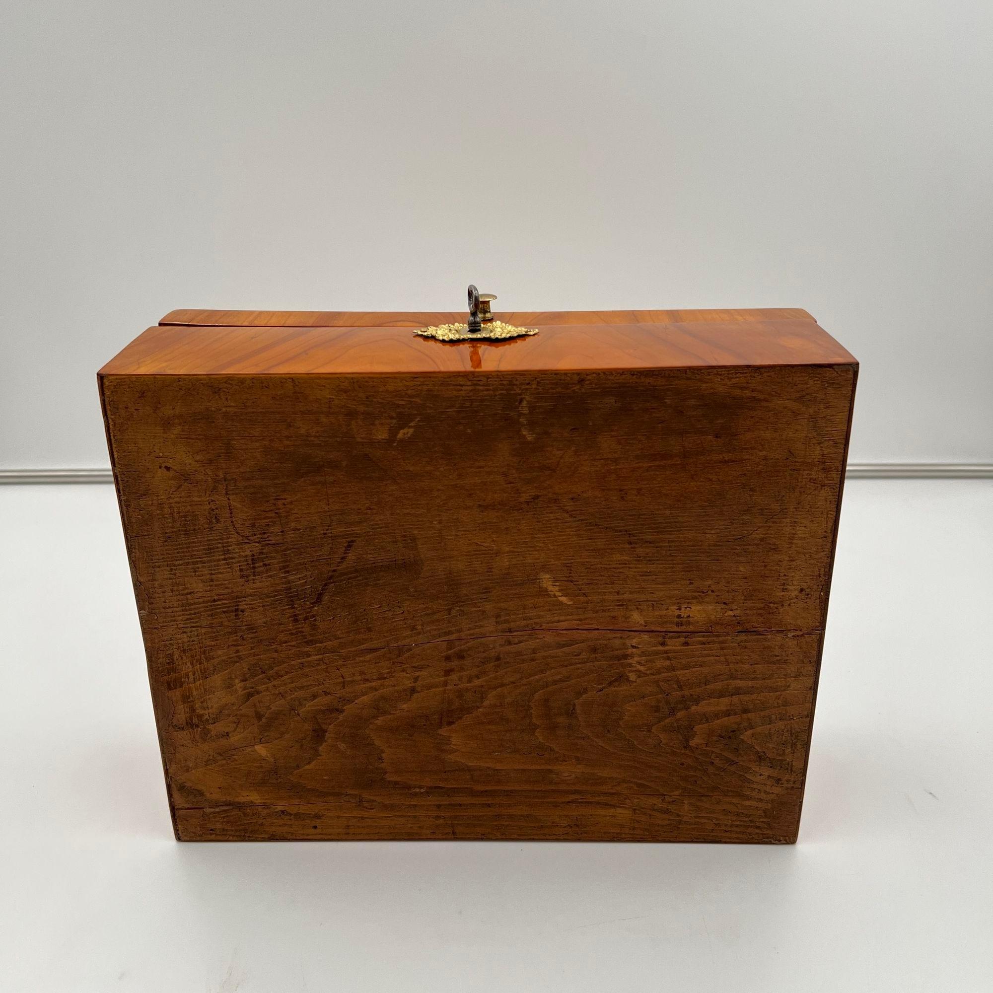 Joyero Biedermeier, madera de cerezo, fresno, latón, sur de Alemania circa 1820 en venta 10
