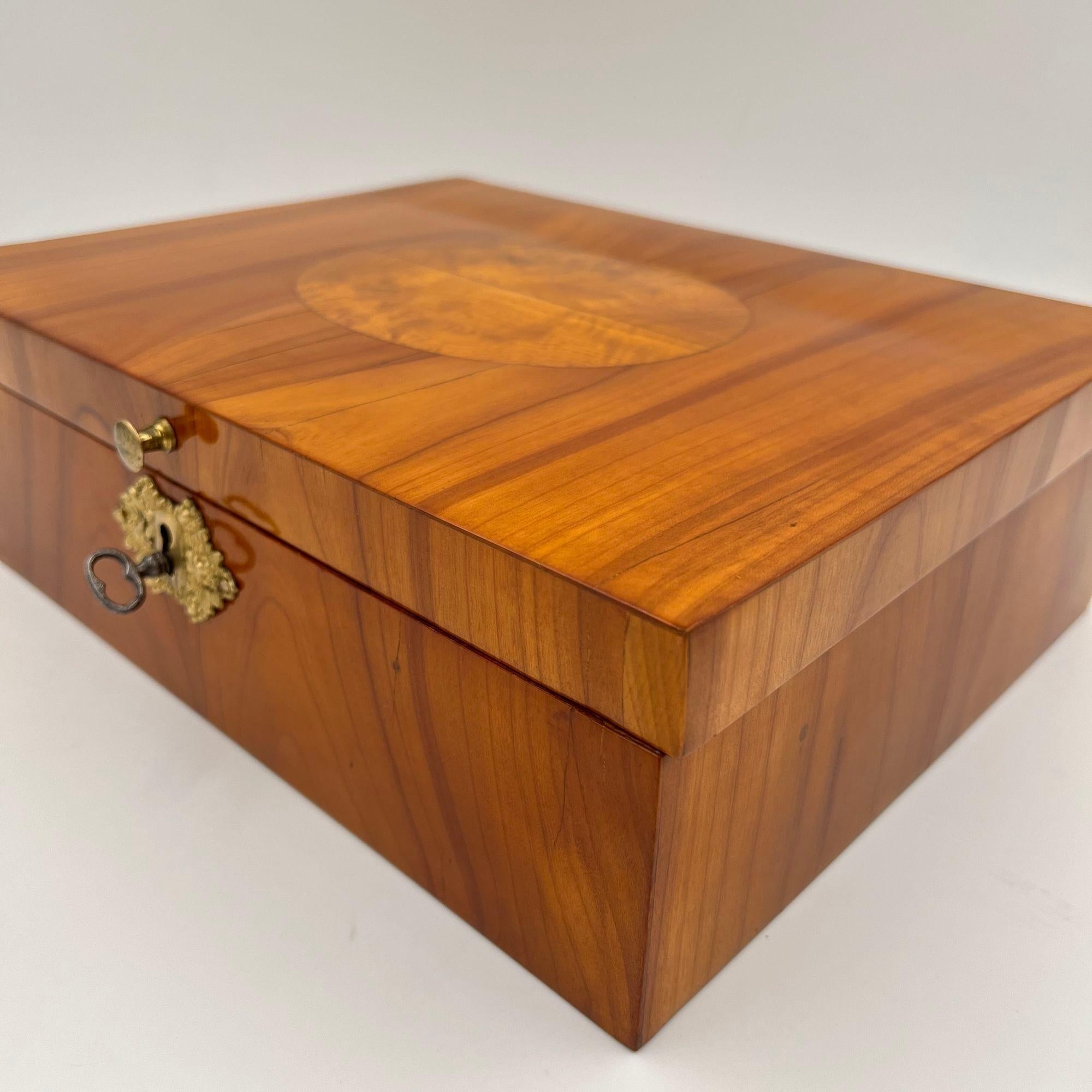 Joyero Biedermeier restaurado del sur de Alemania hacia 1820
Cerezo chapado en madera blanda con incrustaciones en chapa de fresno. Herrajes, bisagras y cerradura de latón que funcionan.
Restaurada y pulida a mano con goma laca.
Dimensiones:
* H 10