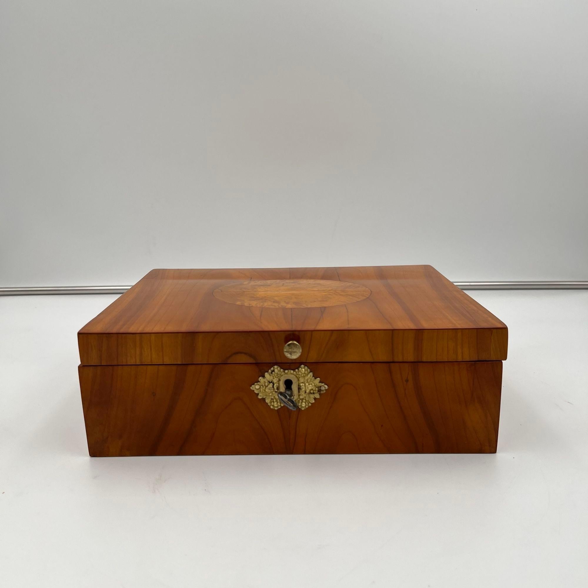 Joyero Biedermeier, madera de cerezo, fresno, latón, sur de Alemania circa 1820 Alemán en venta