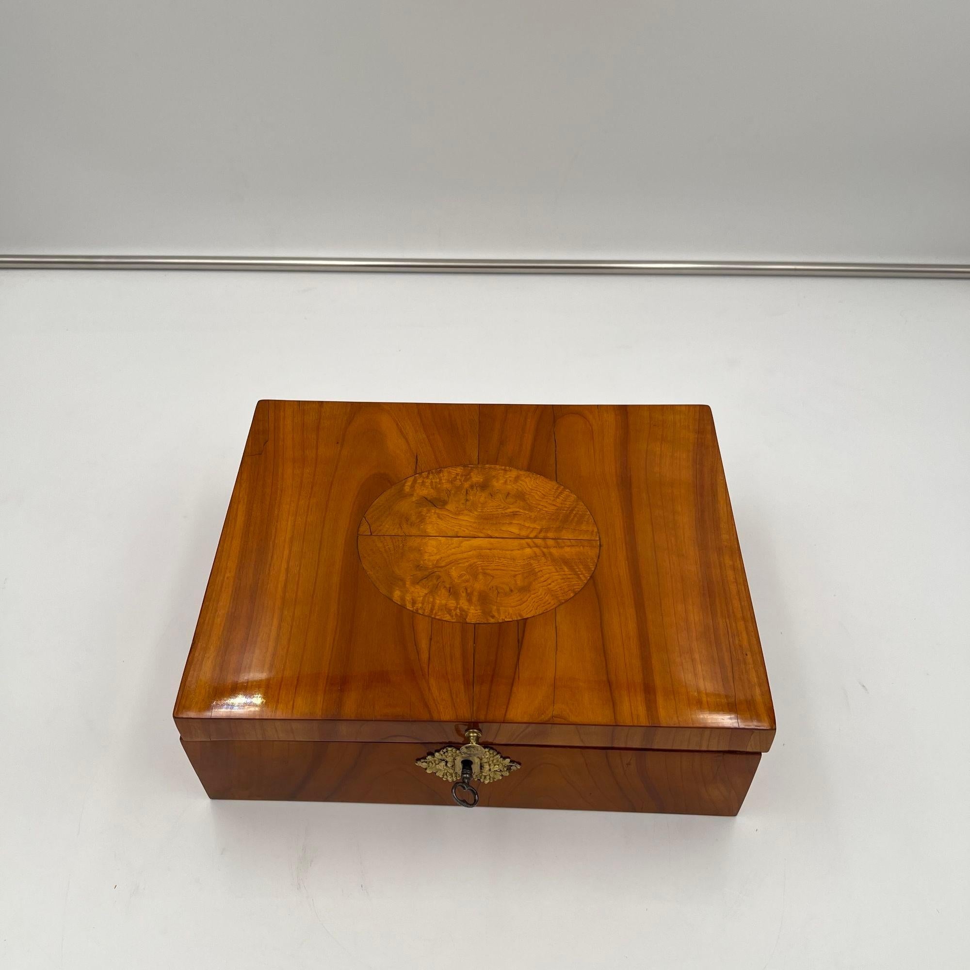 Joyero Biedermeier, madera de cerezo, fresno, latón, sur de Alemania circa 1820 Incrustación en venta