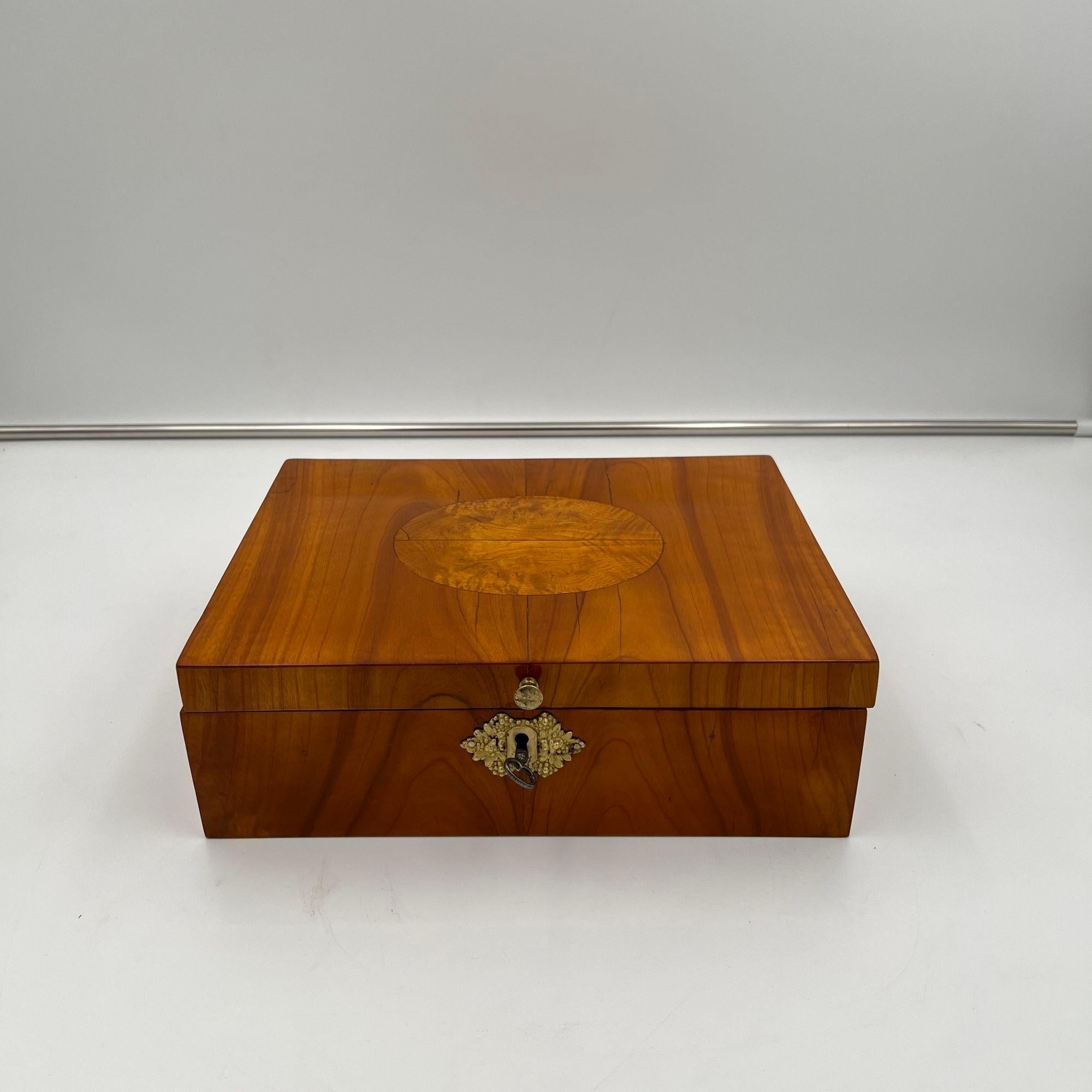 Joyero Biedermeier, madera de cerezo, fresno, latón, sur de Alemania circa 1820 en Bueno estado para la venta en Regensburg, DE