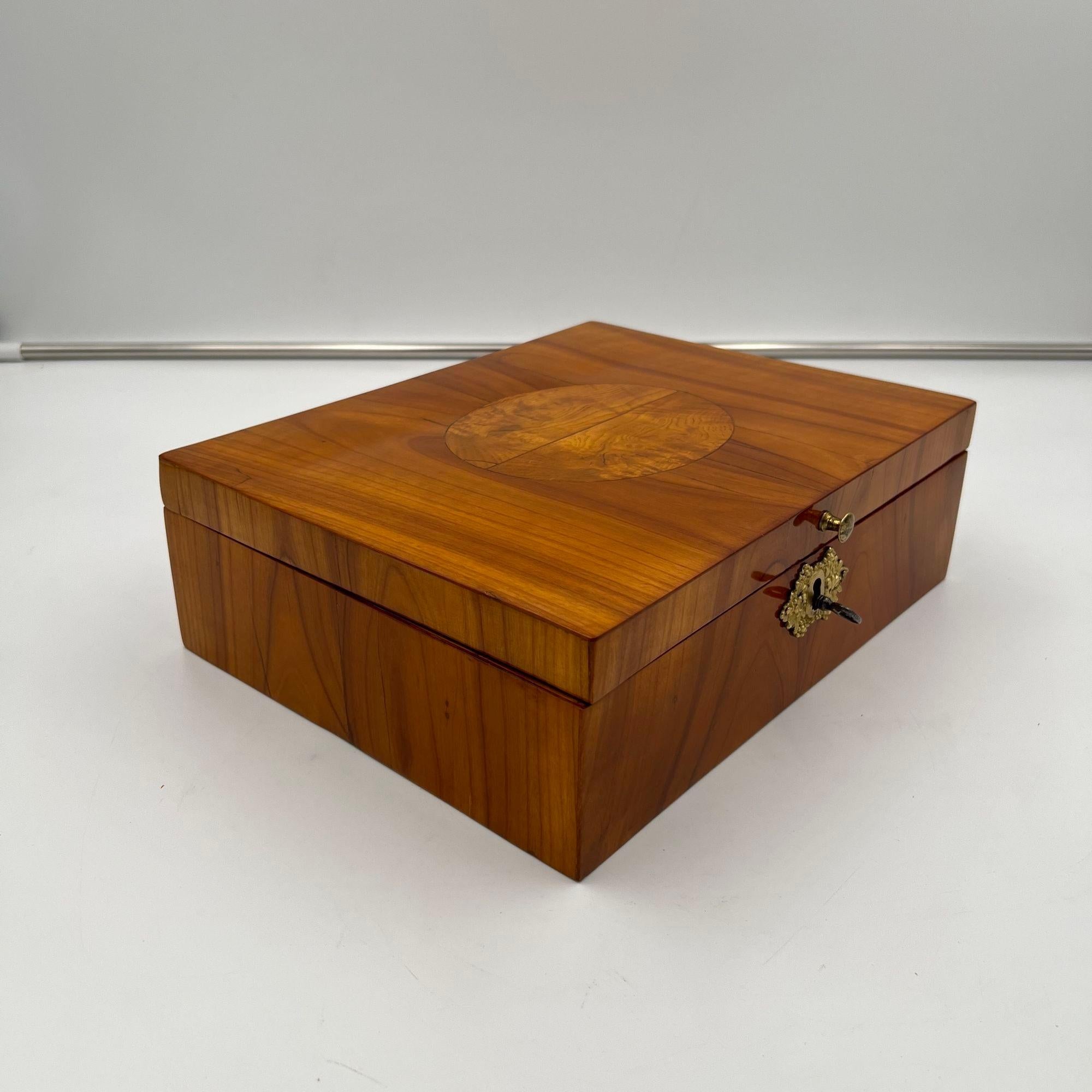 Joyero Biedermeier, madera de cerezo, fresno, latón, sur de Alemania circa 1820 principios del siglo XIX en venta
