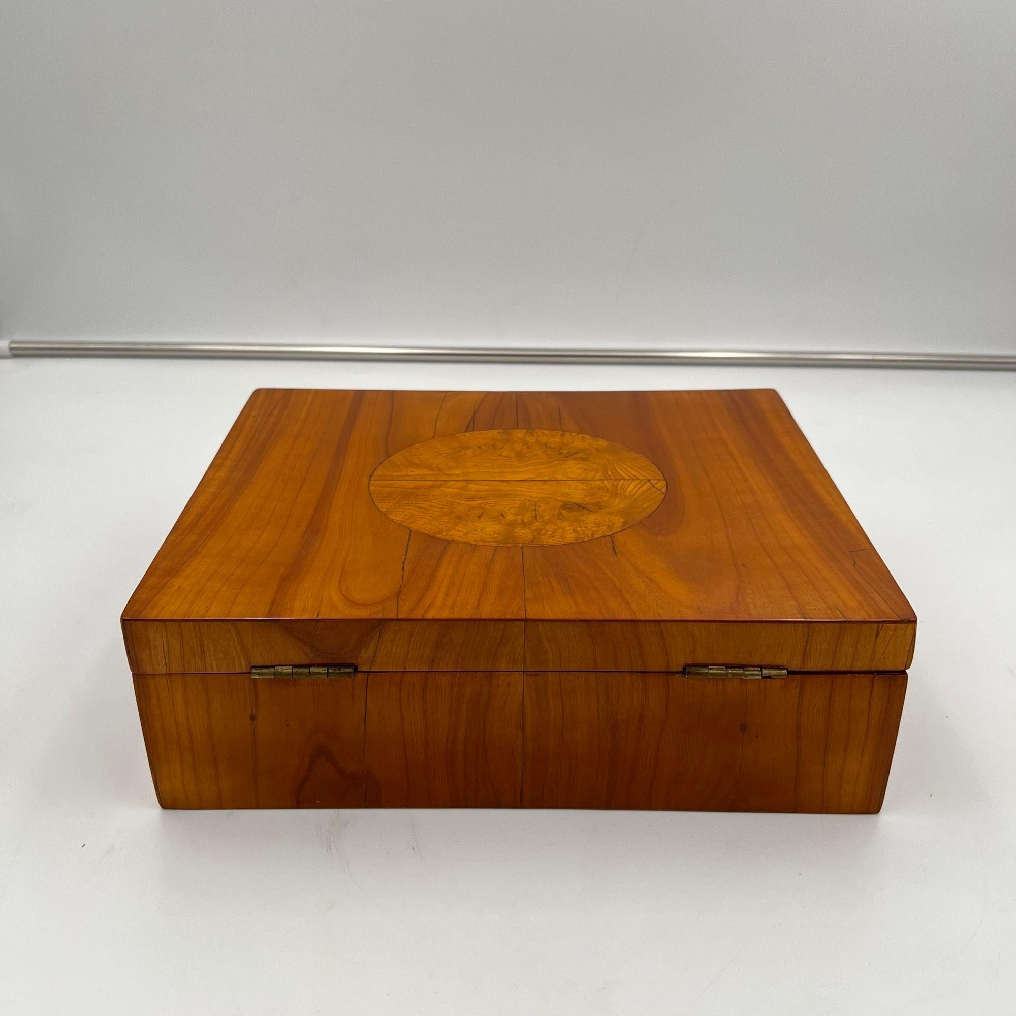 Joyero Biedermeier, madera de cerezo, fresno, latón, sur de Alemania circa 1820 Latón en venta
