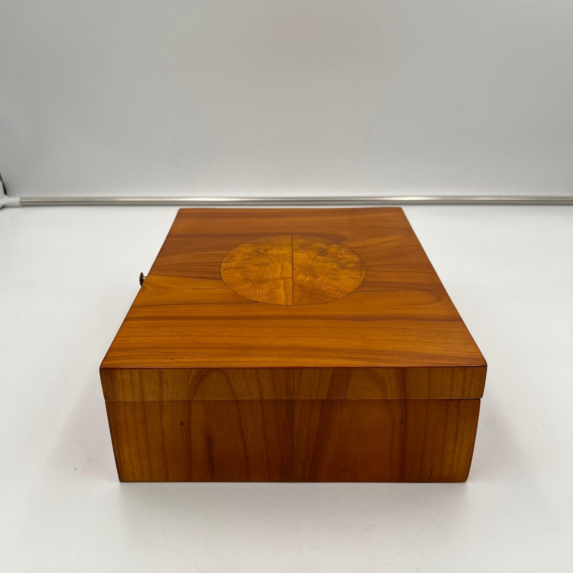 Joyero Biedermeier, madera de cerezo, fresno, latón, sur de Alemania circa 1820 en venta 1