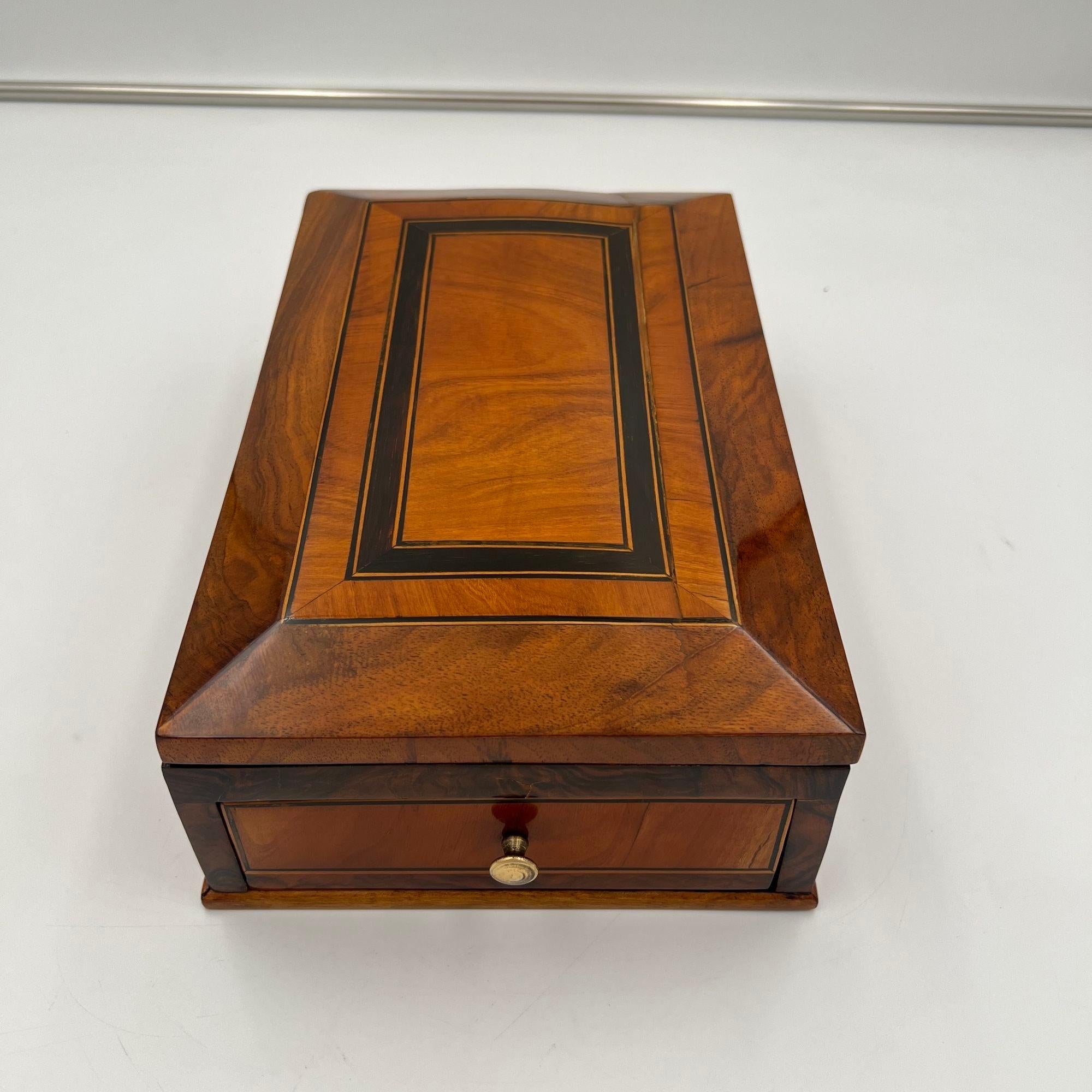 Precioso joyero o caja de maquillaje Biedermeier del sur de Alemania, hacia 1830.
Interior con espejo abatible. Un cajón largo en la parte inferior delantera.
Restaurada y pulida a mano con goma laca.