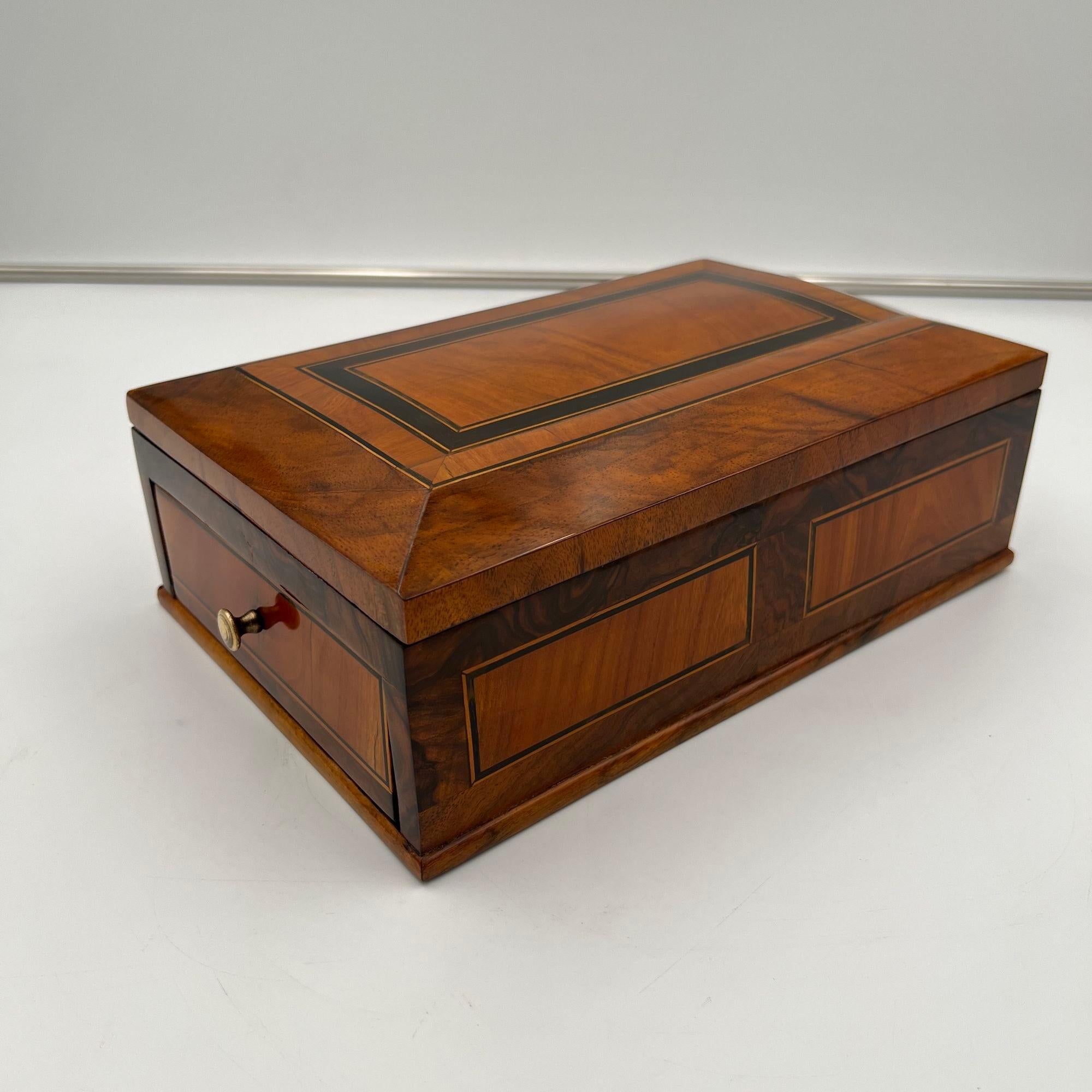 Joyero Biedermeier, Nogal, Ébano, Arce, Sur de Alemania circa 1830 Incrustación en venta