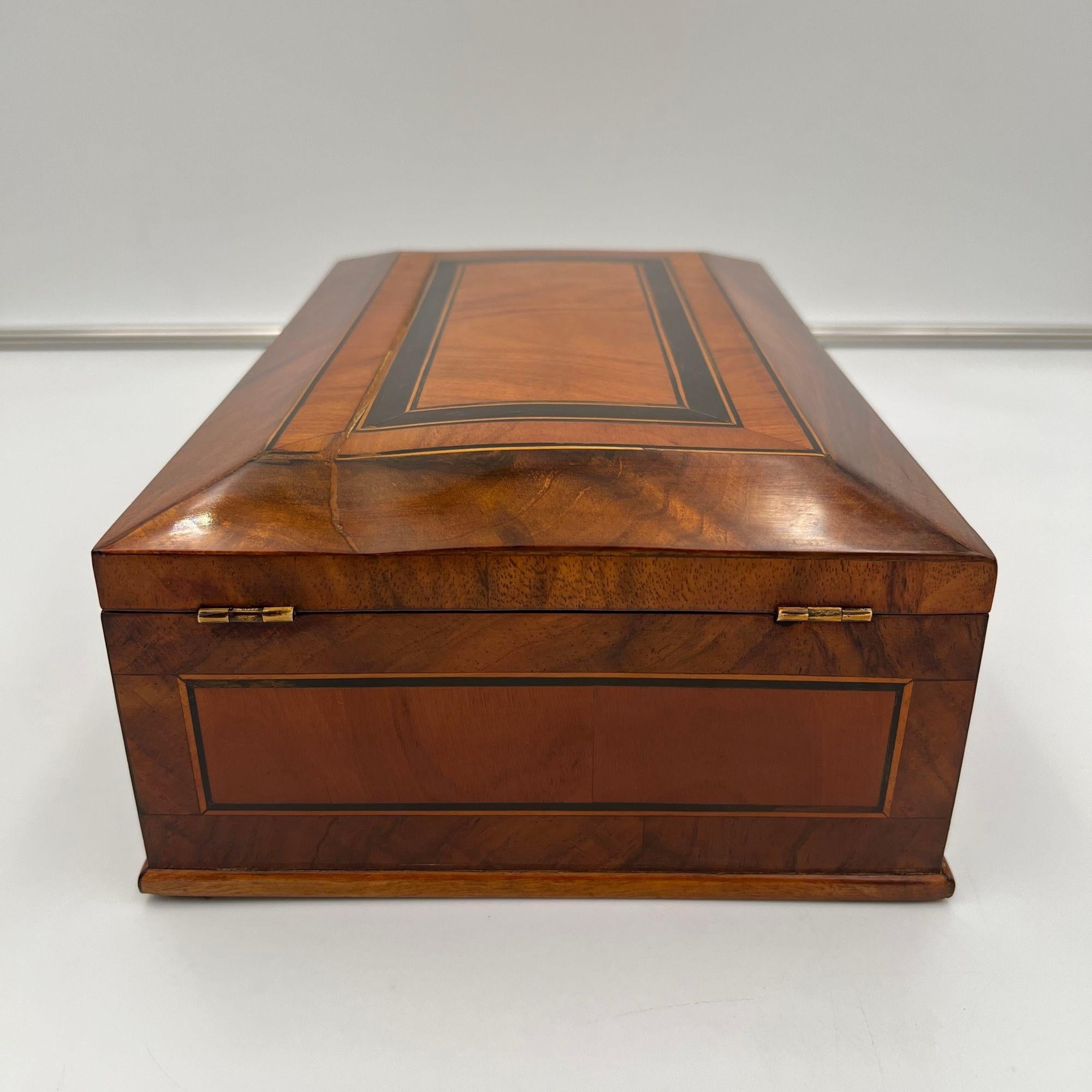 Joyero Biedermeier, Nogal, Ébano, Arce, Sur de Alemania circa 1830 Latón en venta