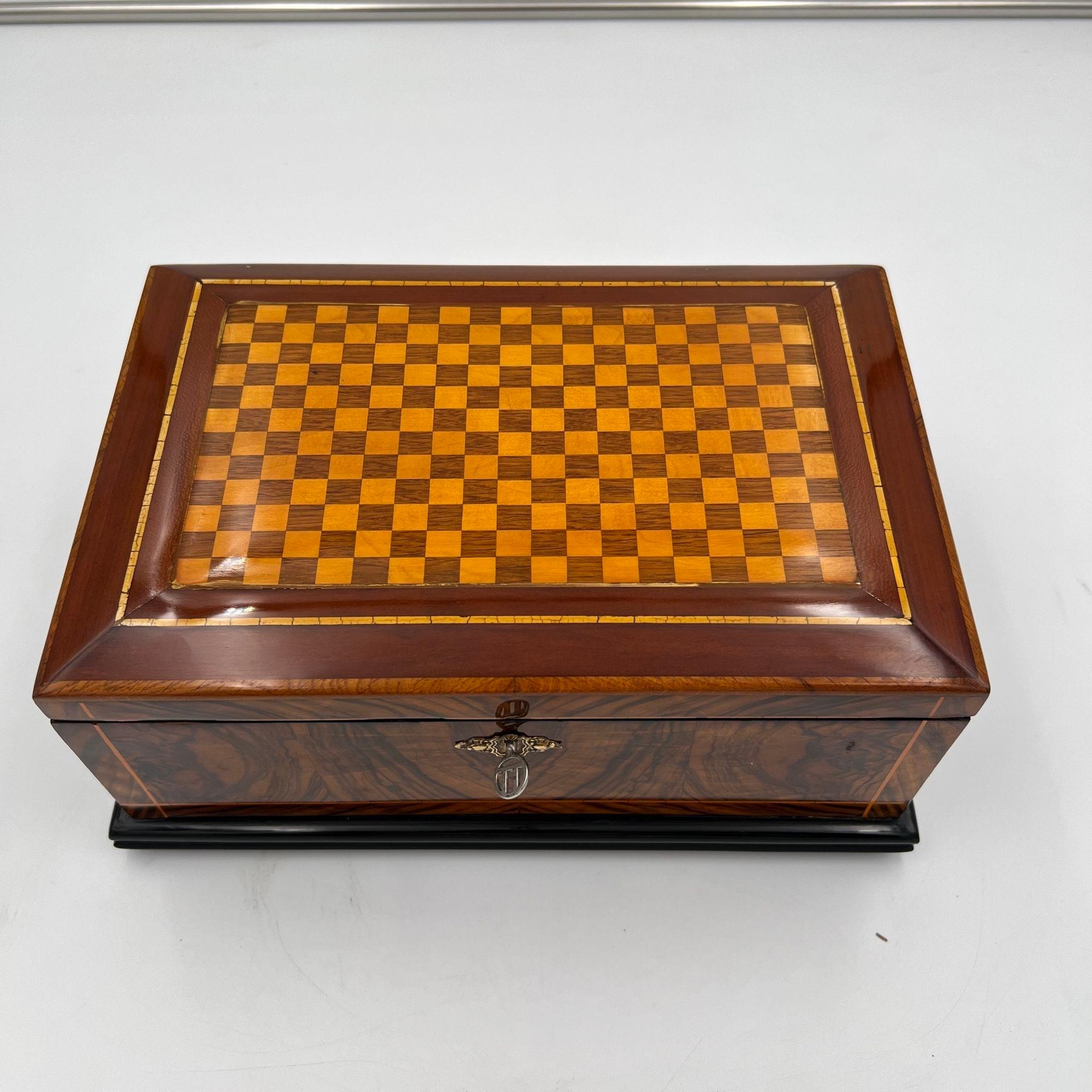 Antiguo joyero Biedermeier del sur de Alemania circa 1830
Madera de nogal y caoba. Incrustaciones de arce y nogal y masilla. Base ebonizada.
Interior teñido de negro. Cerradura y bisagras de latón. Cerradura funcionando con llave.
Reacabado, pulido