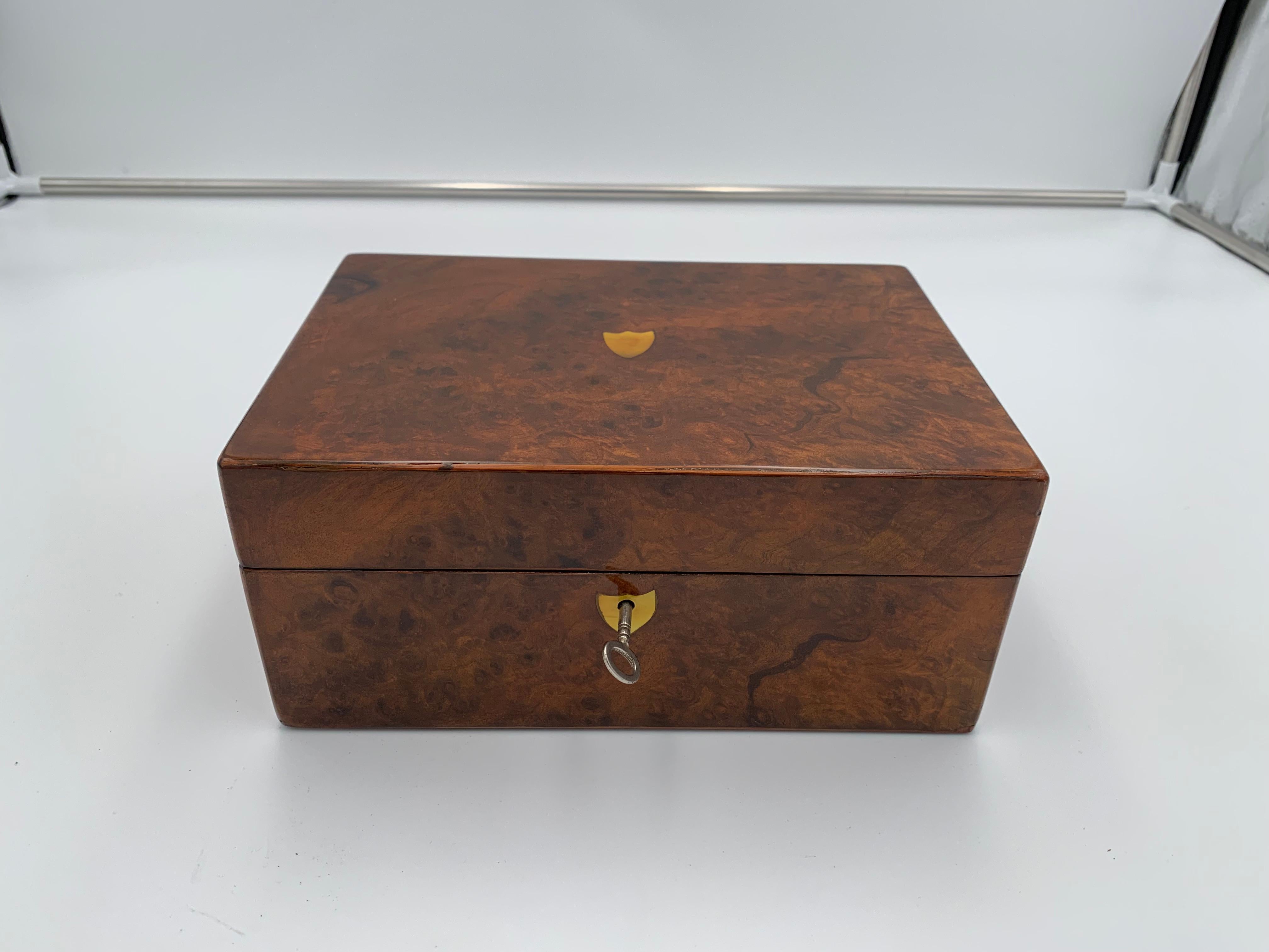 Biedermeier jewelry box, walnut roots, mother of pearl, South Germany circa 1830


Walnut roots veneer. Lid with inlaid mother-of-pearl coat of arms. Working old lock. Restored and shellac hand-polished.

Dimensions: H 10.7 x W 24.5 x D 17 cm.