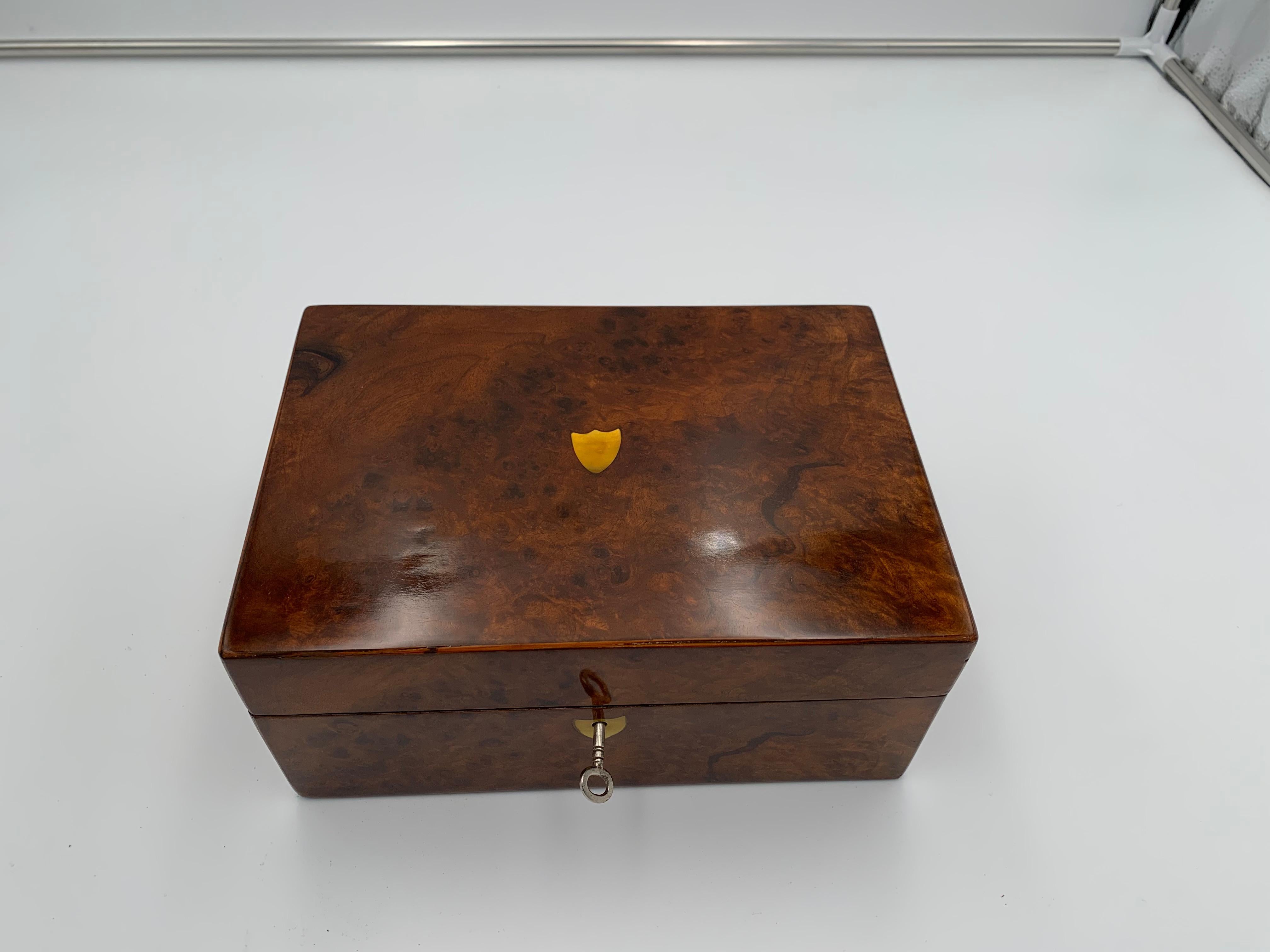 Inlay Biedermeier Jewelry Box, Walnut Roots, Mother of Pearl, South Germany circa 1830