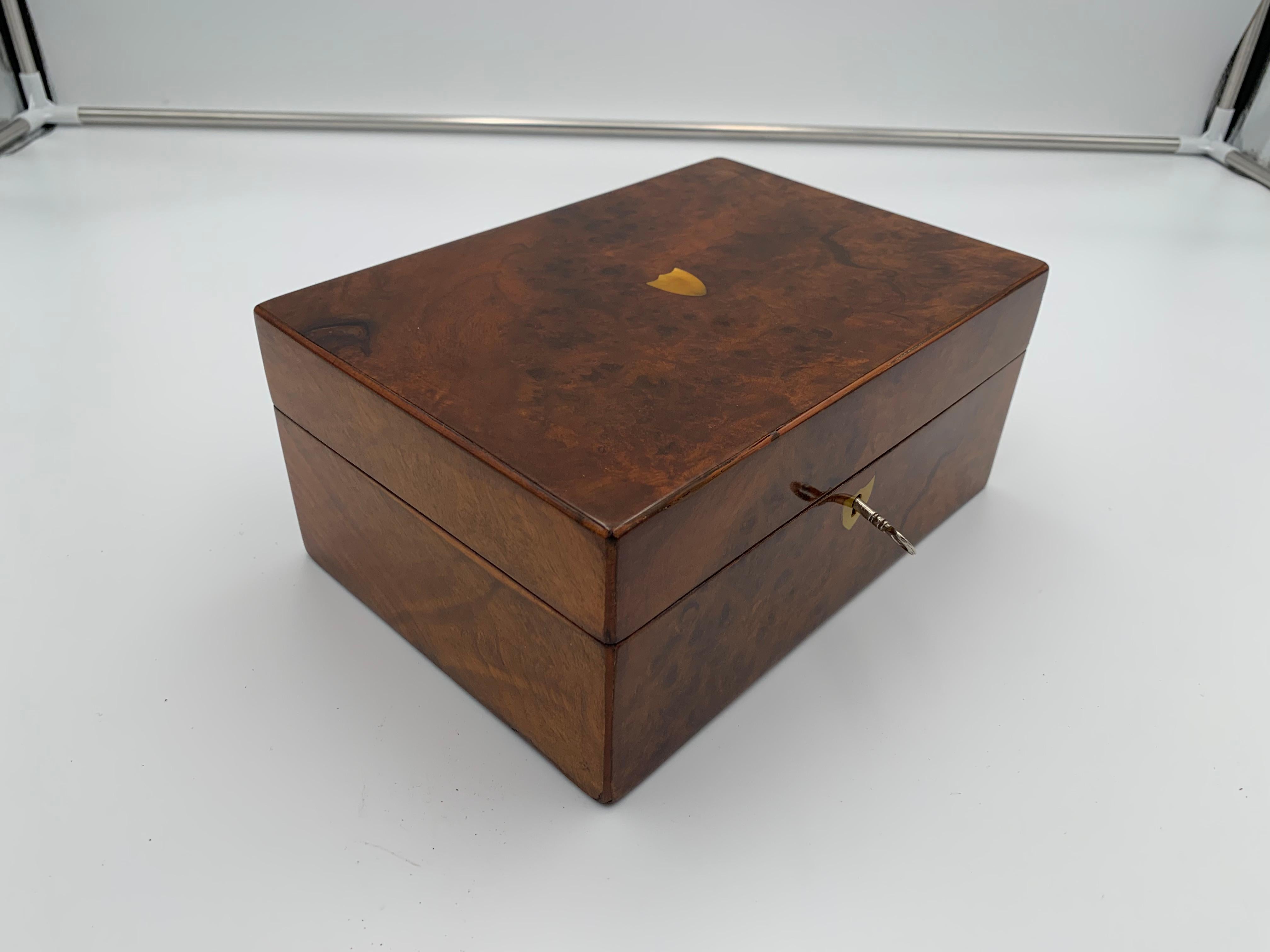 Biedermeier Jewelry Box, Walnut Roots, Mother of Pearl, South Germany circa 1830 In Good Condition In Regensburg, DE