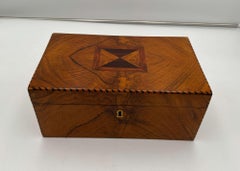 Biedermeier-Schmuckkästchen, Nussbaumfurnier, Intarsien, Süddeutschland um 1820