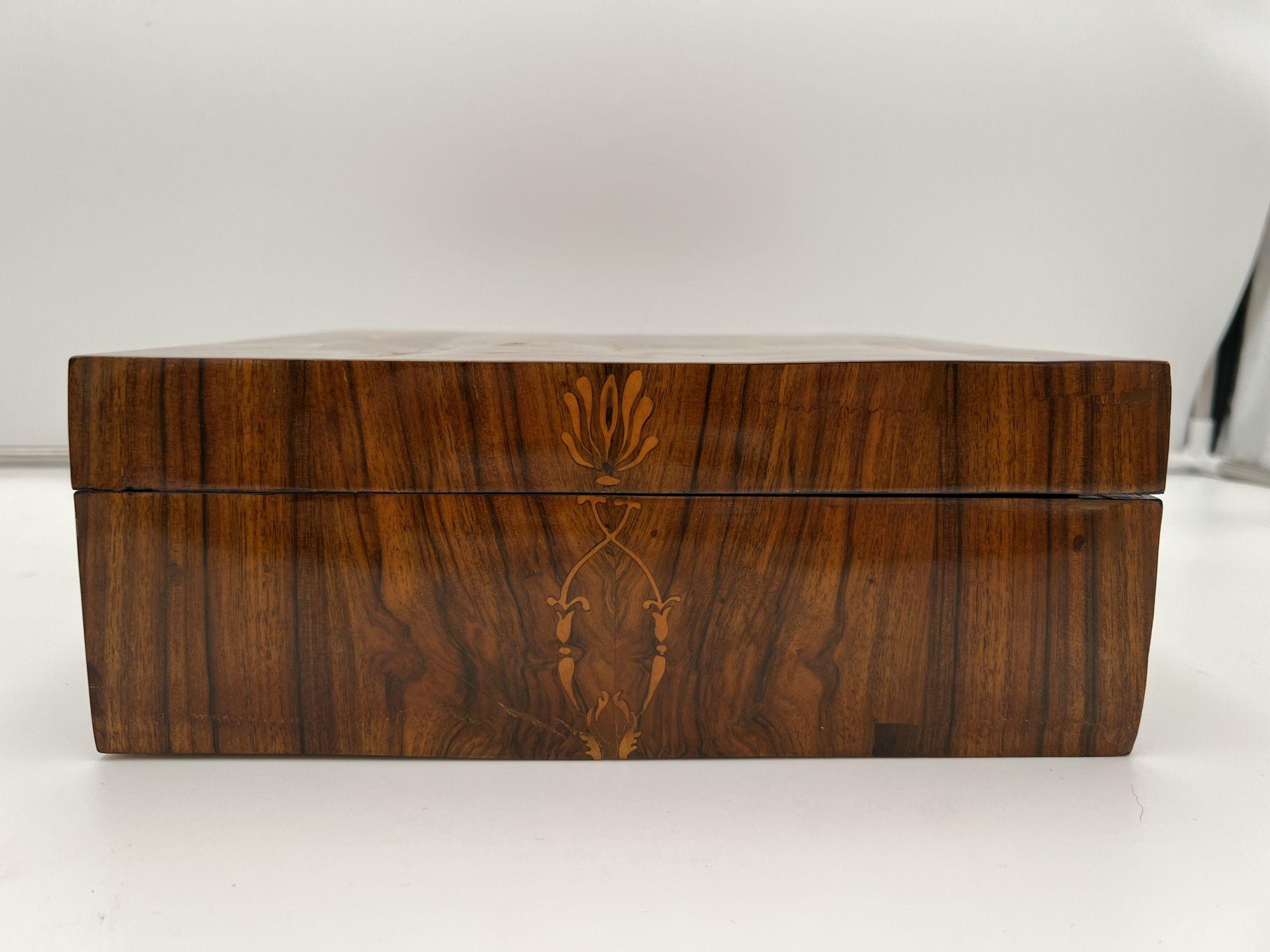 Biedermeier Jewelry Box, Walnut with Maple Inlays, Vienna, Austria circa 1830 9