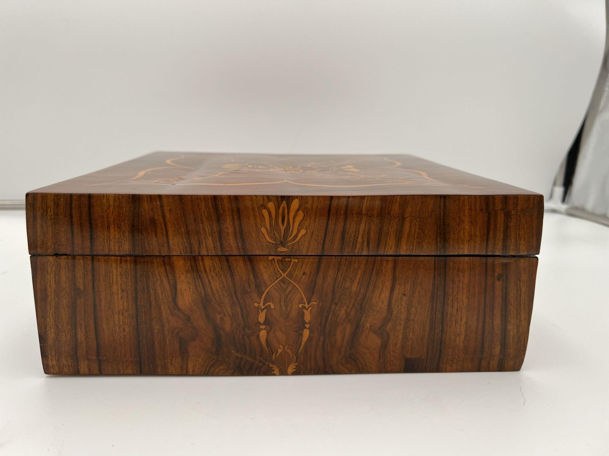 Biedermeier Jewelry Box, Walnut with Maple Inlays, Vienna, Austria circa 1830 10