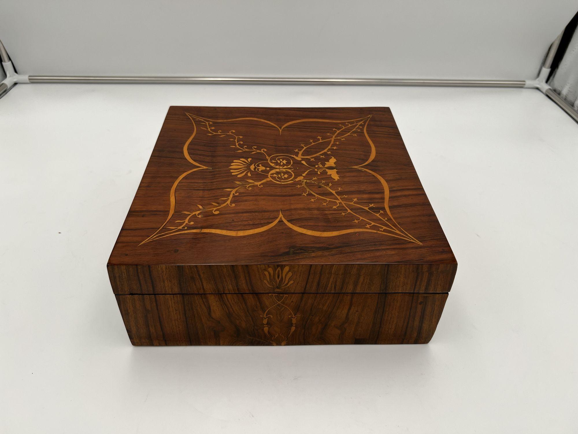 Biedermeier Jewelry Box, Walnut with Maple Inlays, Vienna, Austria circa 1830 In Good Condition In Regensburg, DE
