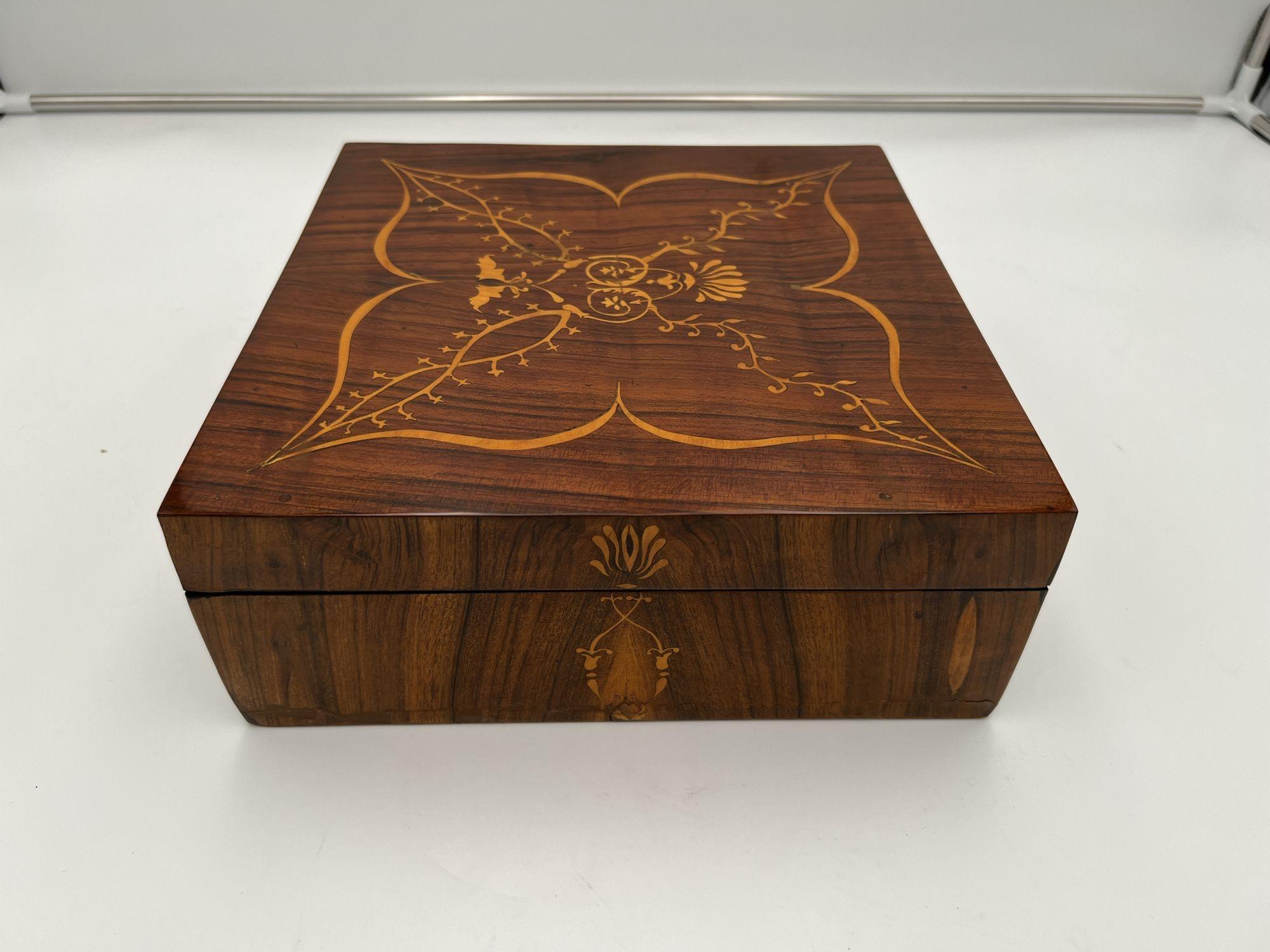 Biedermeier Jewelry Box, Walnut with Maple Inlays, Vienna, Austria circa 1830 1