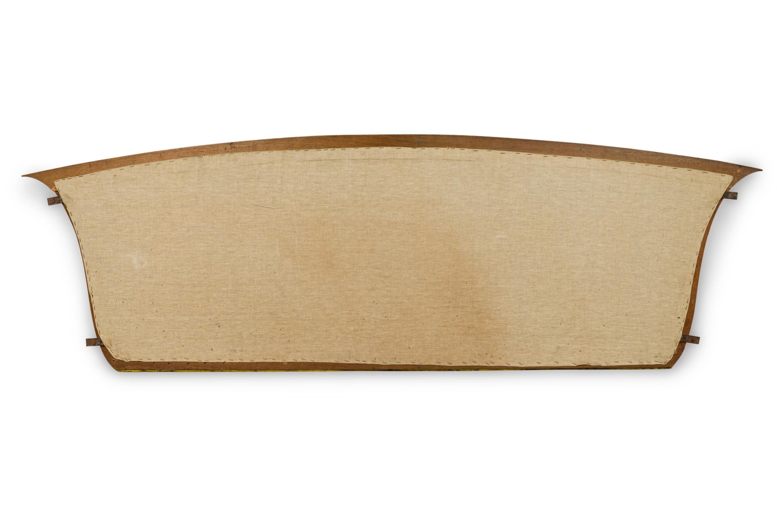 Biedermeier-Stil (19/20. Jahrhundert) Kopfteil (nur) Kingsize mit leicht gewölbtem Rahmen aus Nussbaumholz über einem gepolsterten Paneel aus goldfarbenem Samt mit floralem Muster und Nagelkopfbesatz
