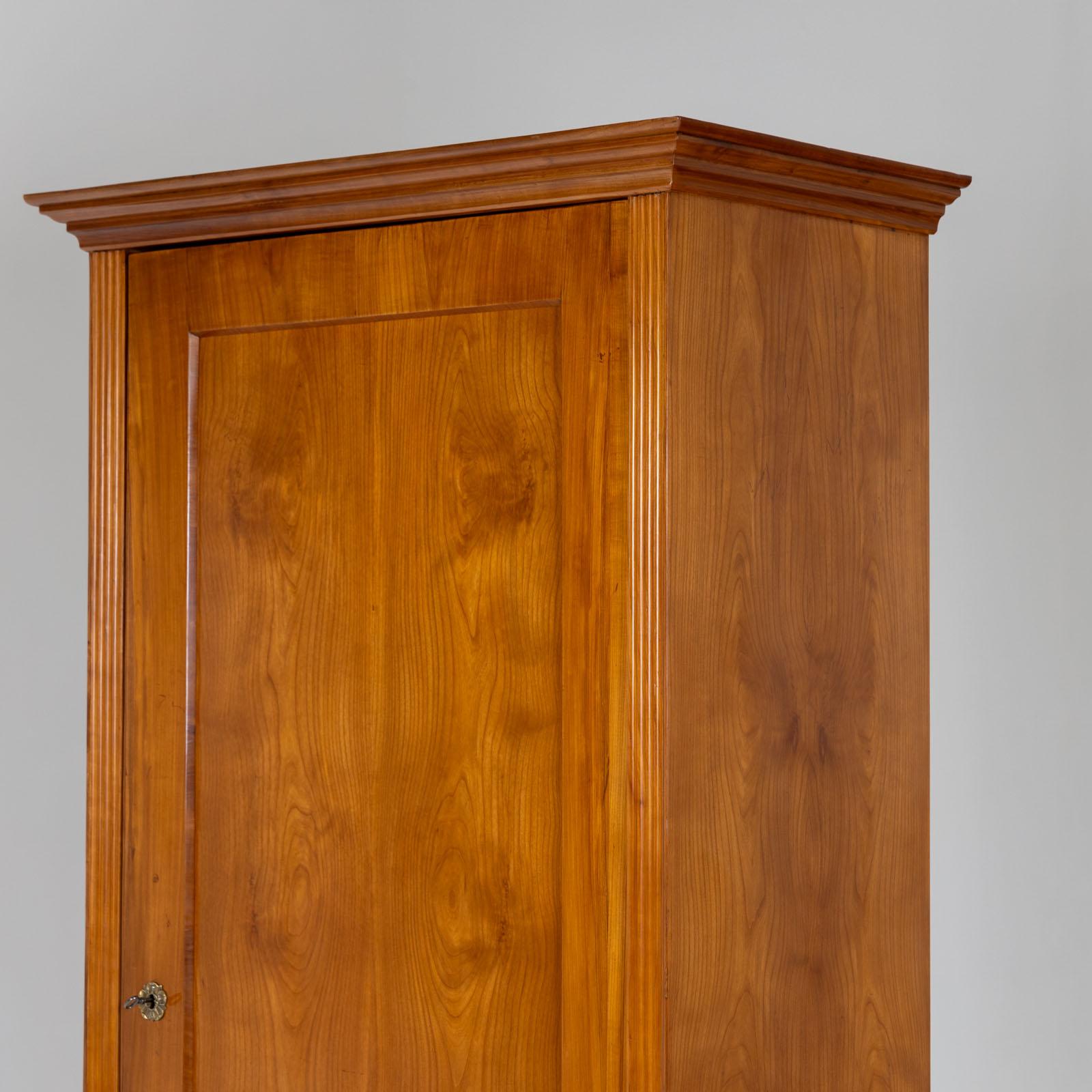 Biedermeier-Leinenschrank, um 1820 (Frühes 19. Jahrhundert) im Angebot