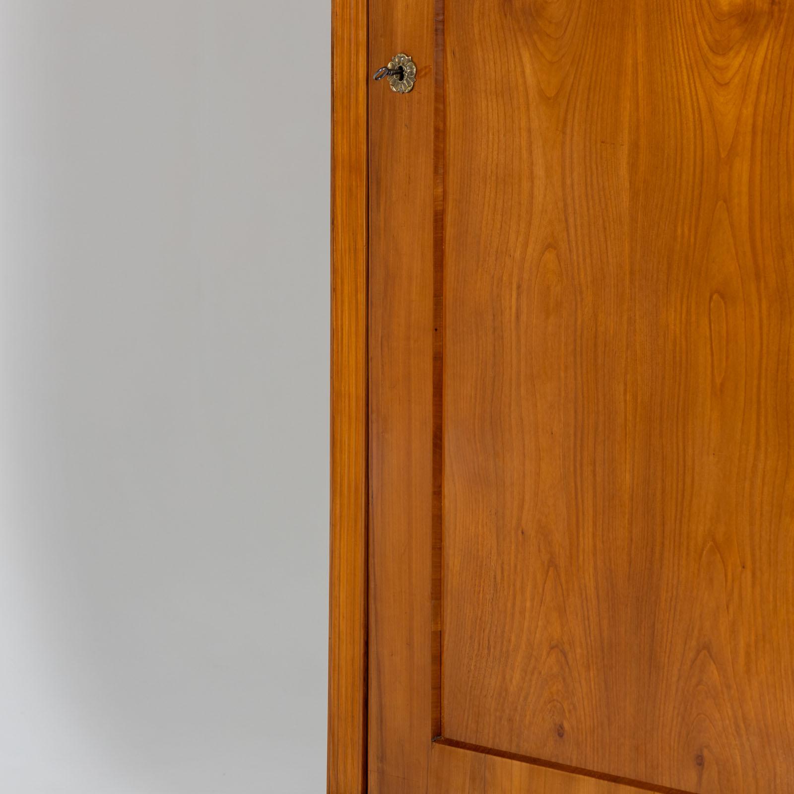 Armario de lino Biedermeier, hacia 1820 Cereza en venta