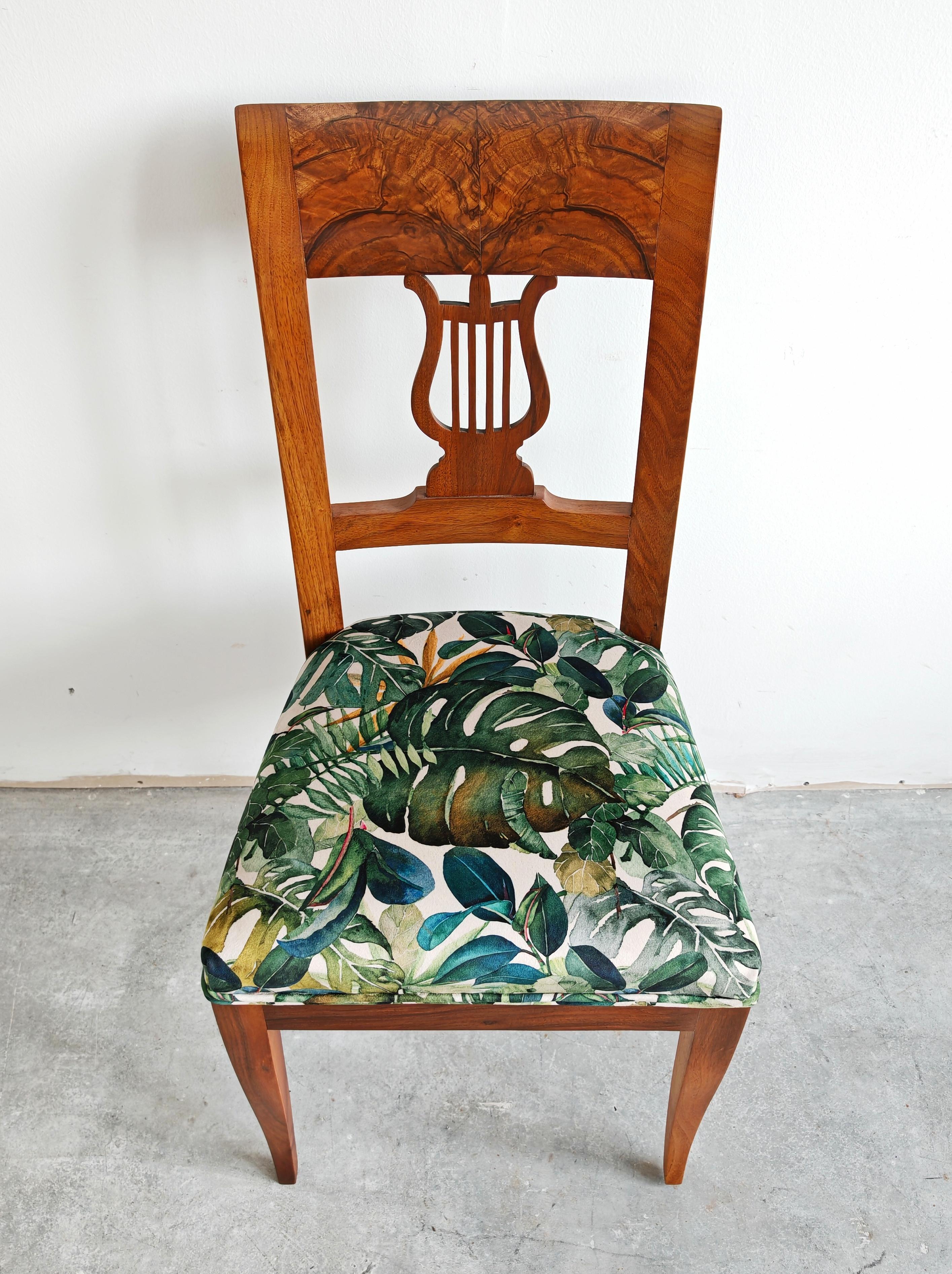 Chaise Biedermeier Lira en noyer massif recouverte de peluche à imprimé tropical en vente 4