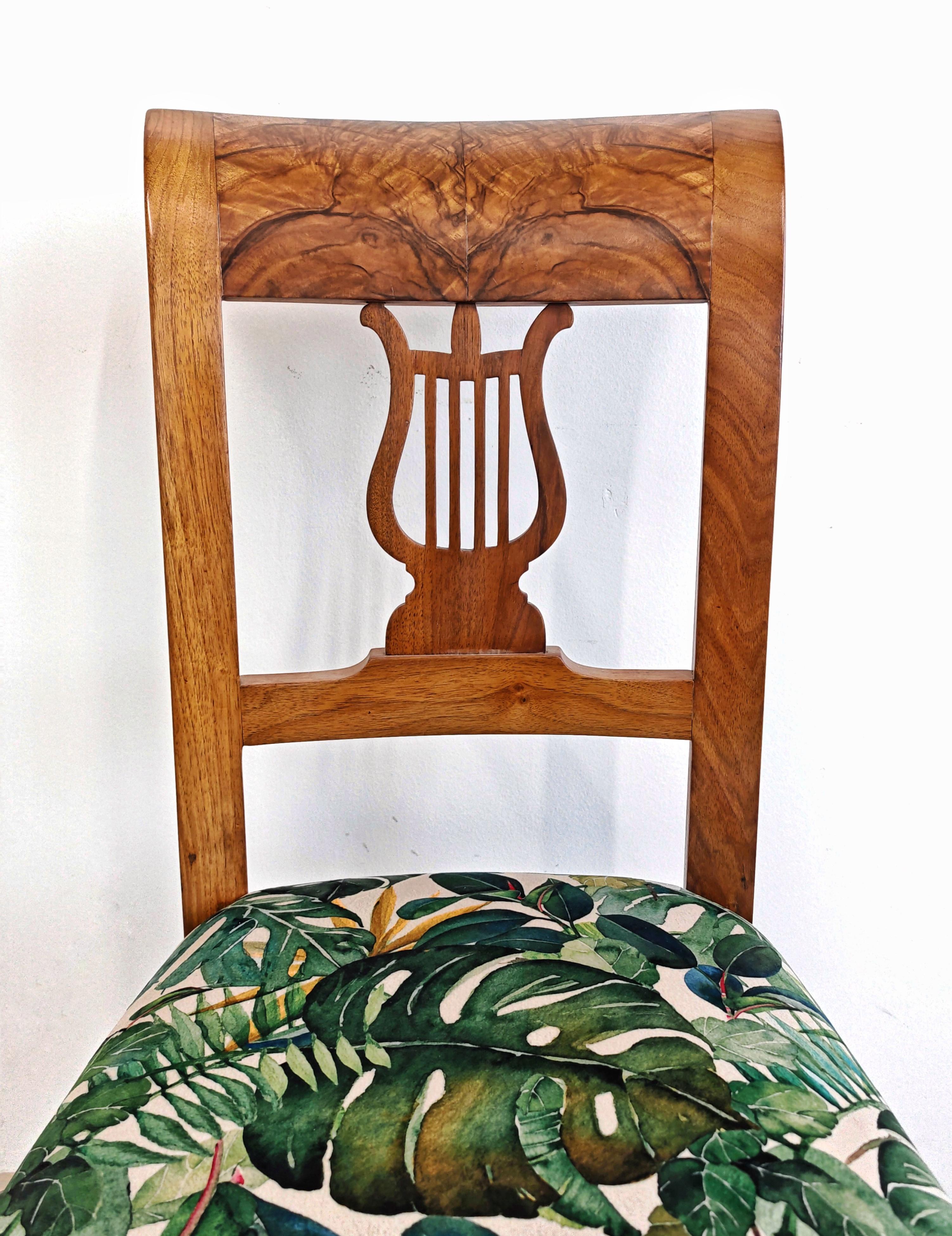 Autrichien Chaise Biedermeier Lira en noyer massif recouverte de peluche à imprimé tropical en vente