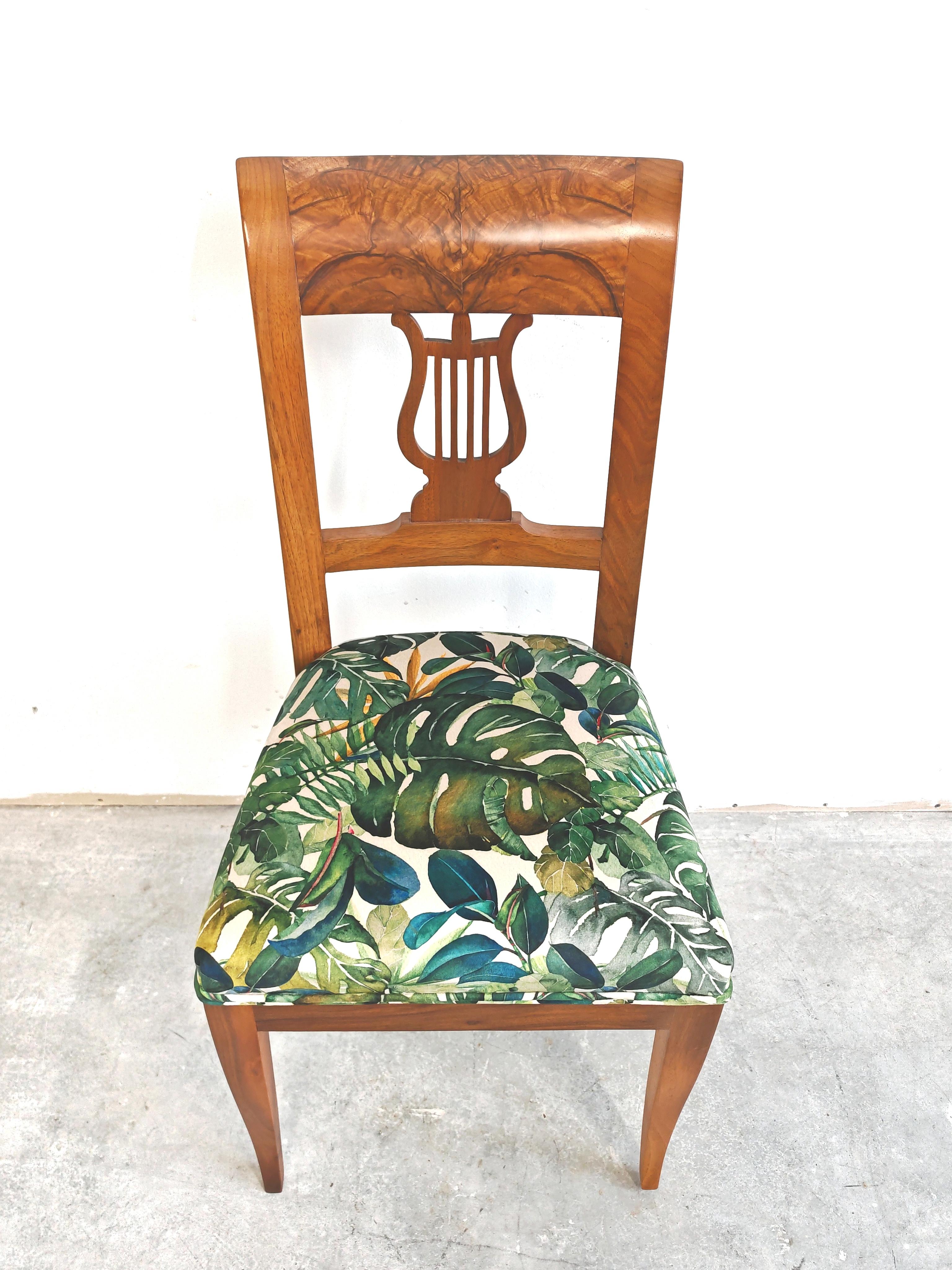 Chaise Biedermeier Lira en noyer massif recouverte de peluche à imprimé tropical Excellent état - En vente à Beograd, RS