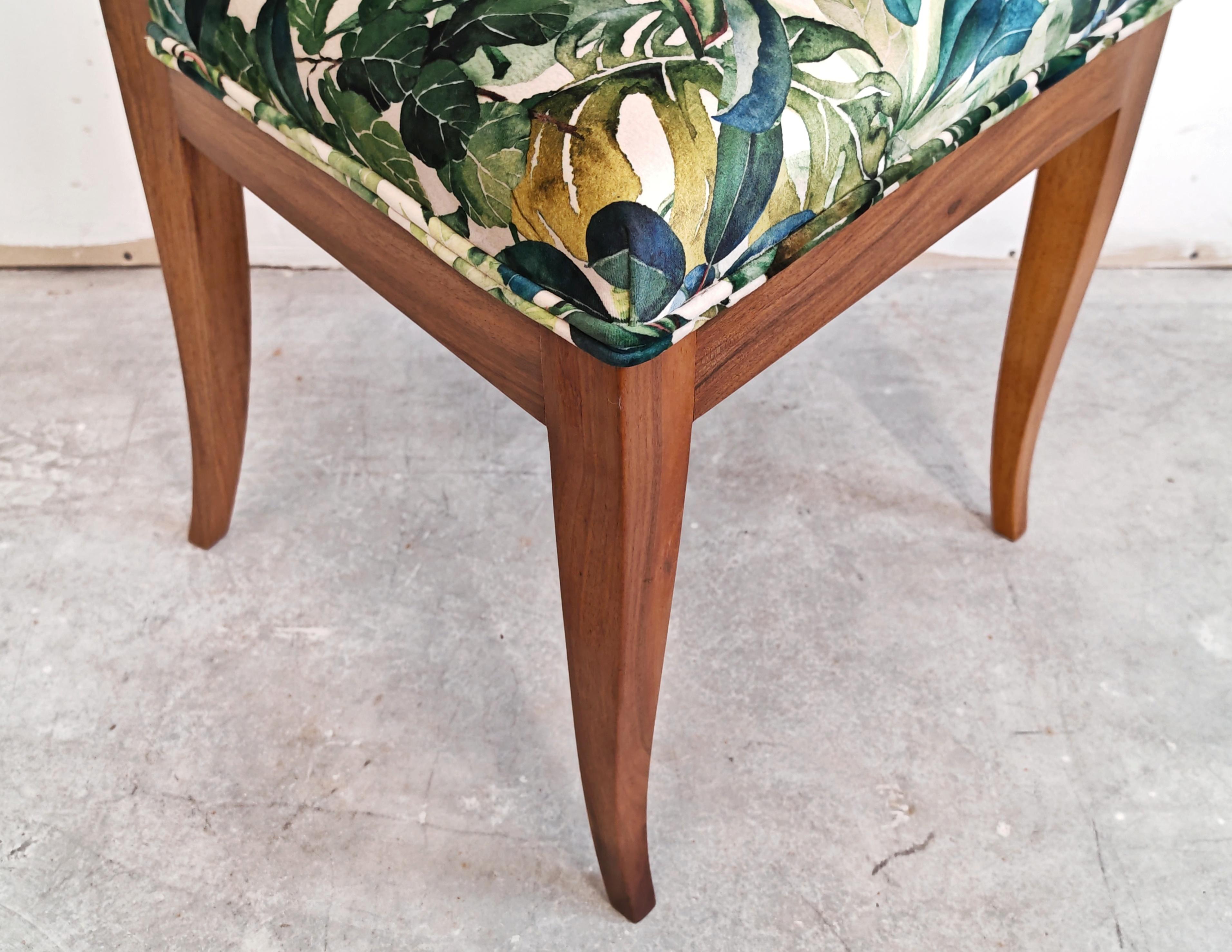 Milieu du XIXe siècle Chaise Biedermeier Lira en noyer massif recouverte de peluche à imprimé tropical en vente