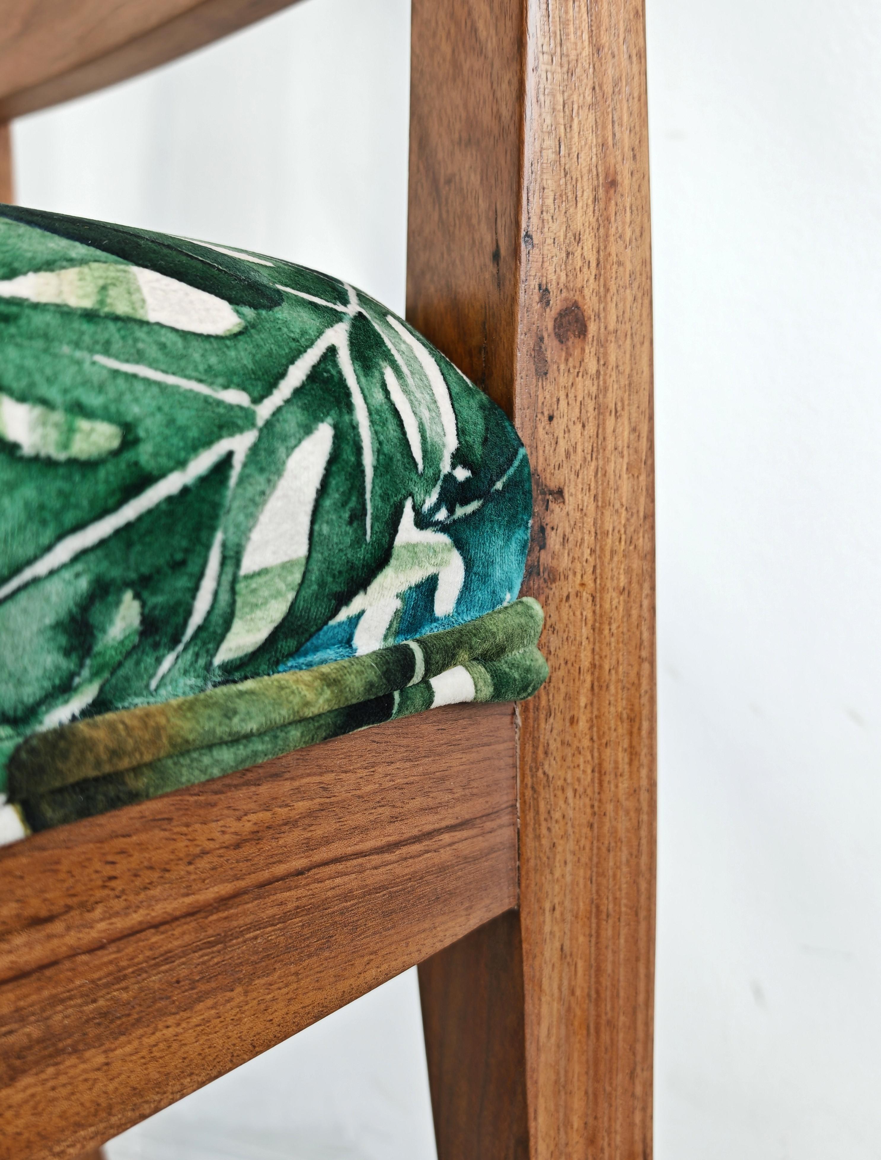 Chaise Biedermeier Lira en noyer massif recouverte de peluche à imprimé tropical en vente 1