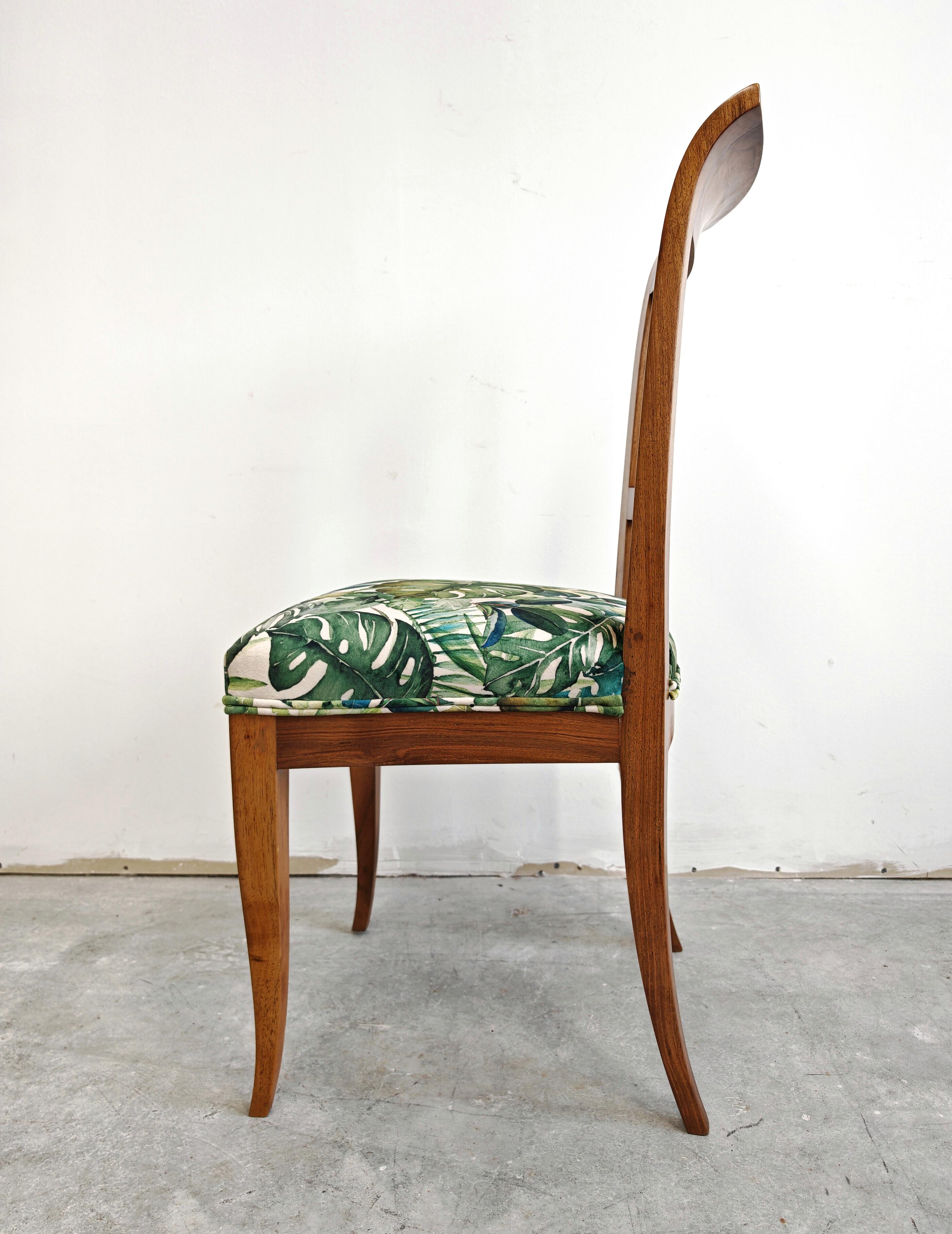 Chaise Biedermeier Lira en noyer massif recouverte de peluche à imprimé tropical en vente 2