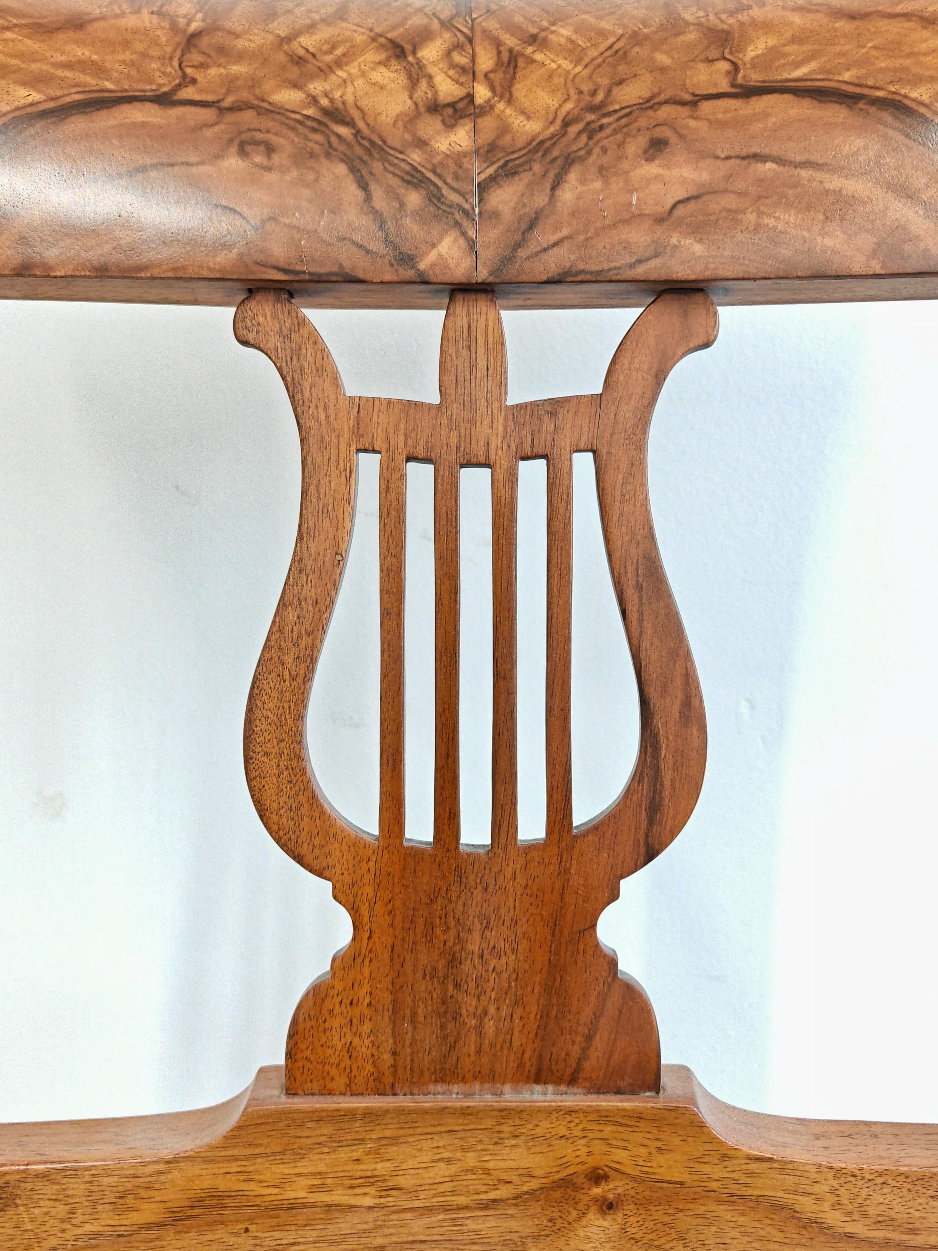 Chaise Biedermeier Lira en noyer massif recouverte de peluche à imprimé tropical en vente 3