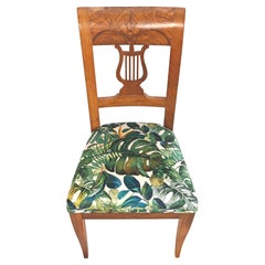 Biedermeier Lira-Stuhl aus massivem Nussbaumholz, gepolstert mit tropischem Druck aus Plüsch