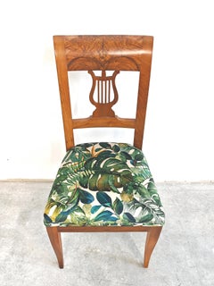 Silla Biedermeier Lira de nogal macizo tapizada en felpa de estampado tropical