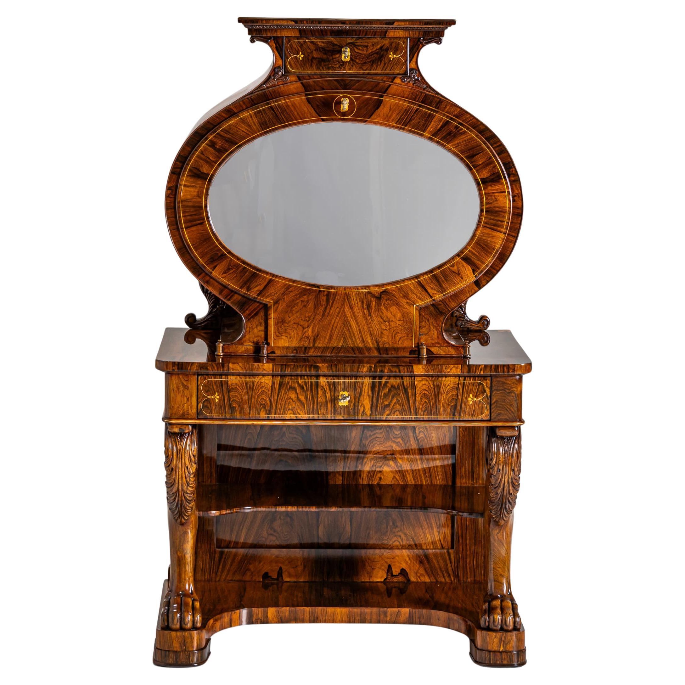 Aufwendig gearbeiteter Biedermeier-Sekretär Lyra mit ovalem Oberteil, schmaler Schublade und kleinem profiliertem Sockel. Das Stück ruht auf einem konkav vertieften Sockel mit flankierenden Löwentatzenfüßen, die mit geschnitzten Akanthusblättern