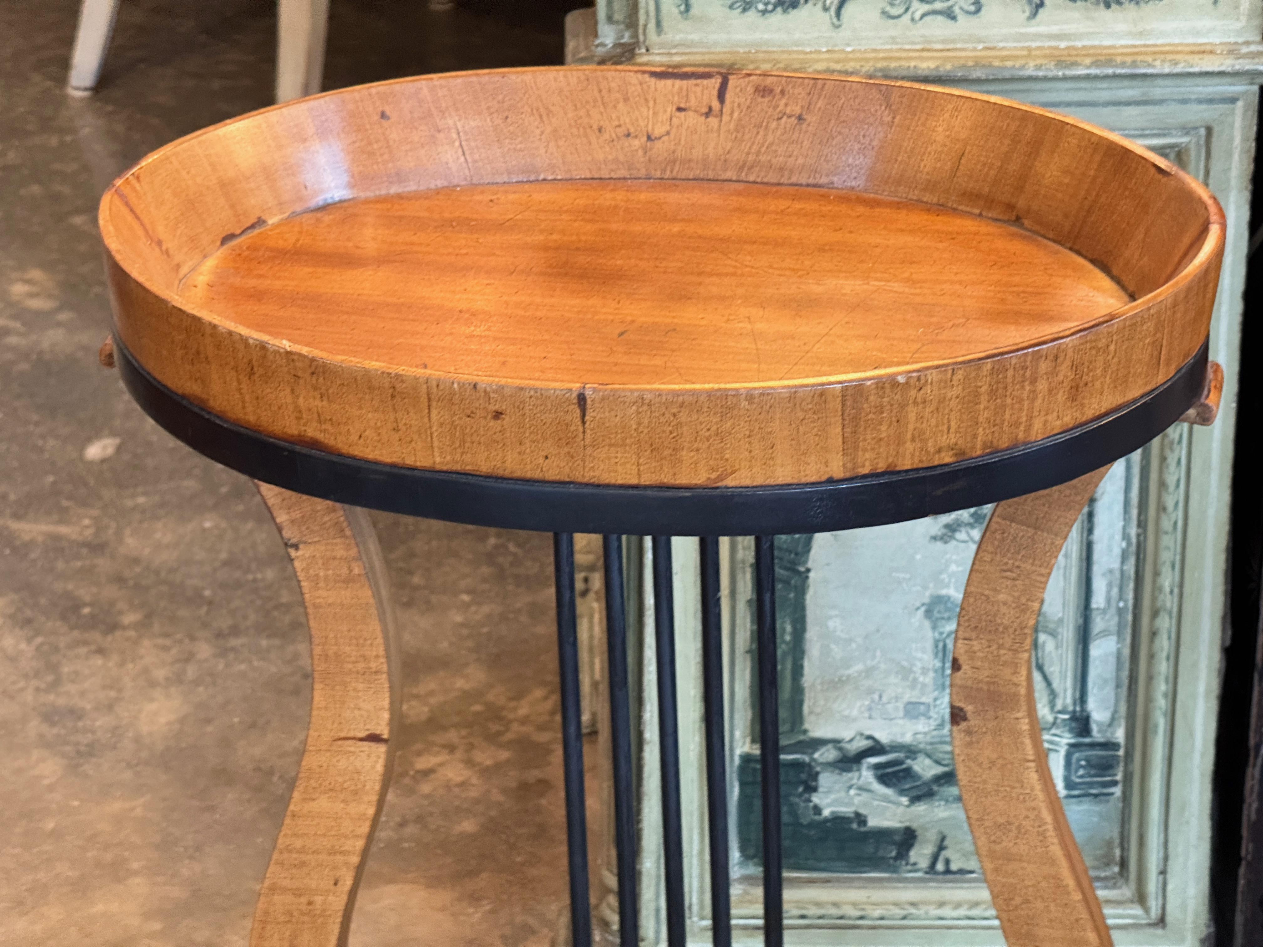 Table d'appoint Biedermeier en forme de lyre Bon état - En vente à Charlottesville, VA